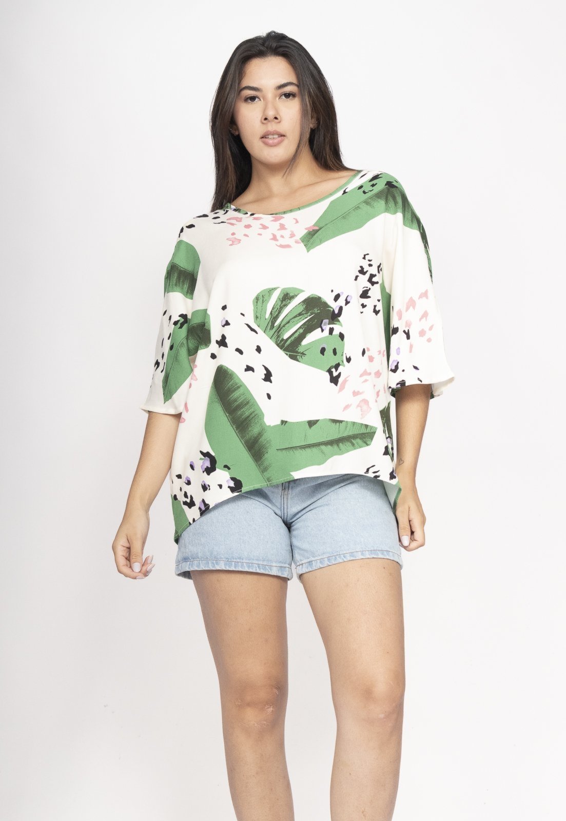 Vista 2 Blusa CabanaFree Morcego Ampla Tangará Estampa Folhagem Poética estampado Cabanafree estampado