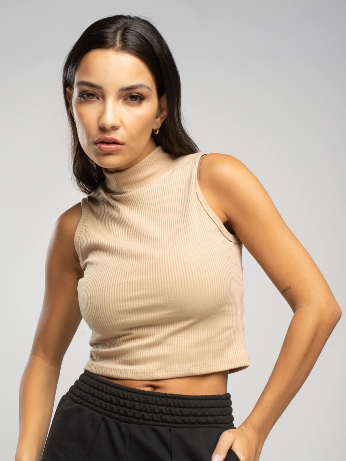 Blusa Cropped Vicbela Regata Gola Alta Ribana Canelada Bege