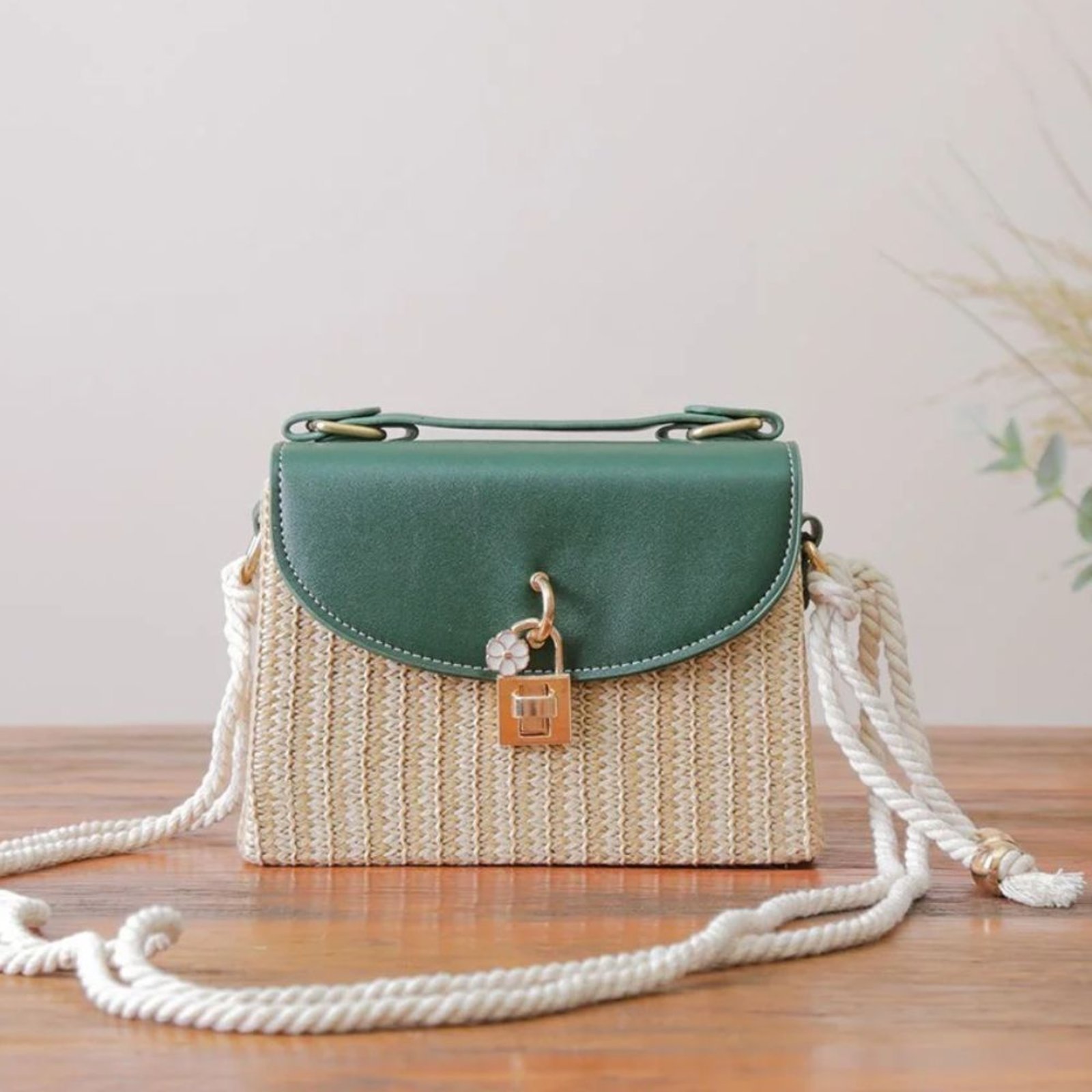 BOLSA DE PRAIA EM PALHA ESTRUTURADA C/ ALÇA – LEBLON – Verde – MELLOW BRAZIL