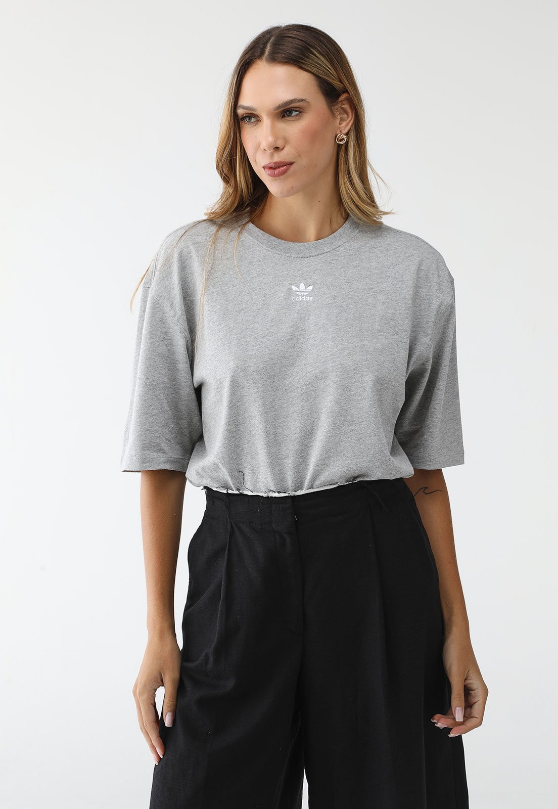 Camiseta adidas Originals Boyfriend Essentials Cinza