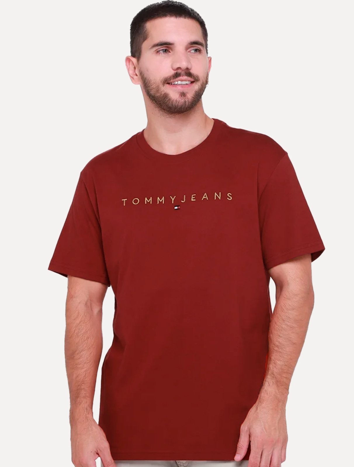 Vista 2 Camiseta Tommy Jeans Masculina Core Linear Gold Logo Vermelho Escuro vermelho gold Tommy Jeans vermelho gold