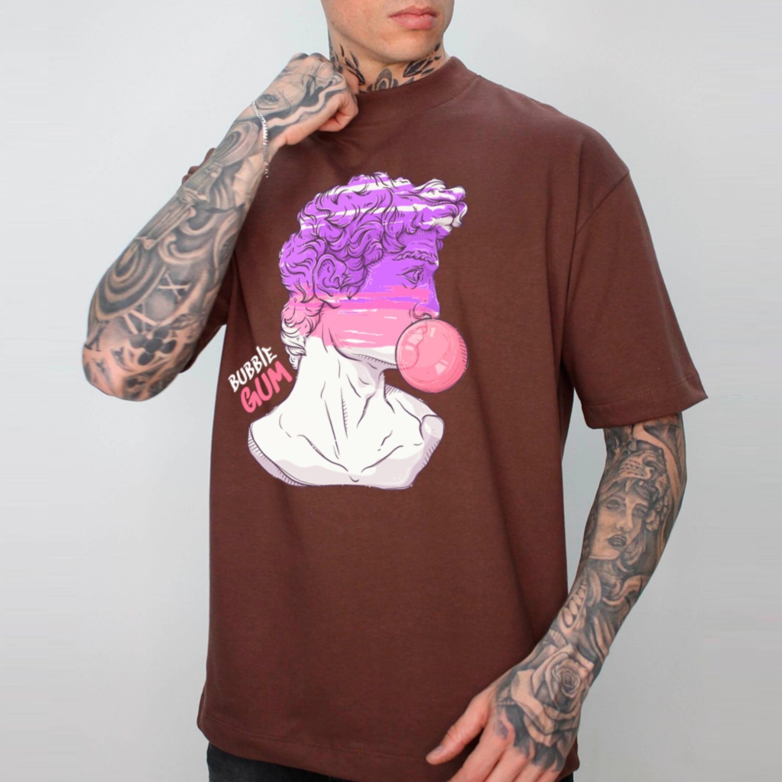 Camiseta Ousy Unissex Streetwear Bubble Gum Estilo Pop Urbano Oversized Marrom