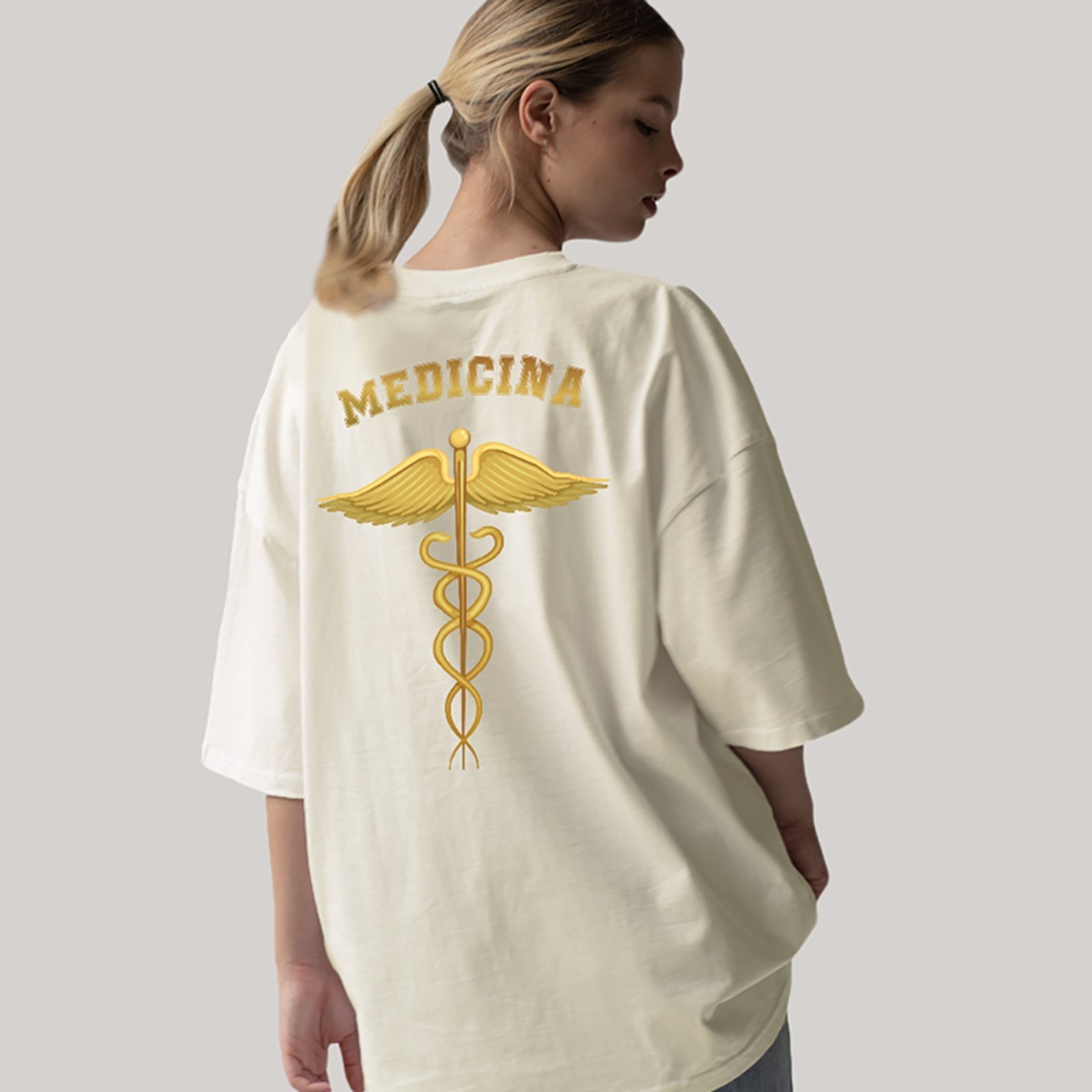 Camiseta Ousy Unissex Profissão Medicina Símbolo Caduceu Dourado Oversized Off White