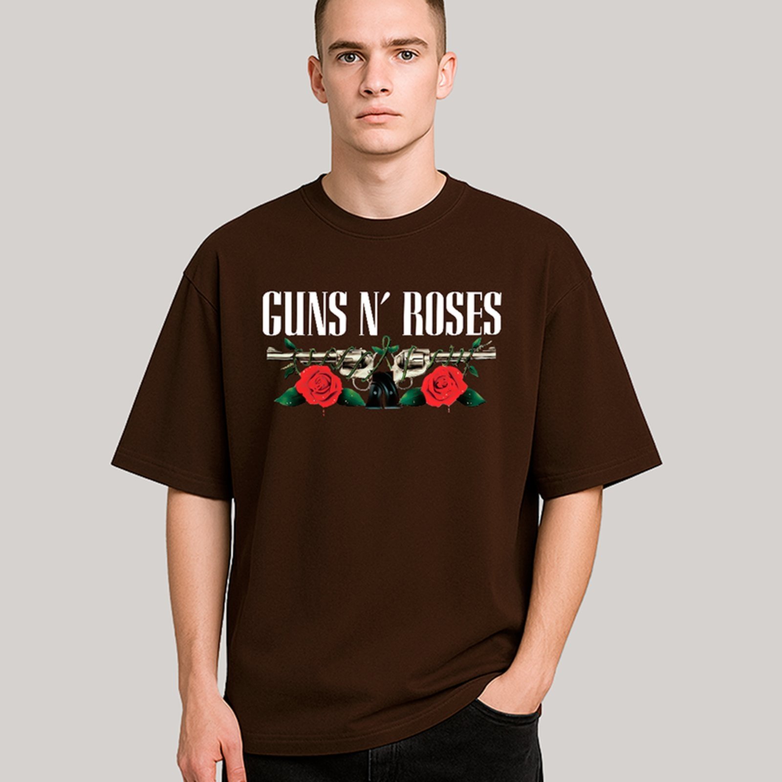 Camiseta Ousy Oversized Guns N Roses Pistolas E Rosas Streetwear Moda Urbana Unissex Marrom