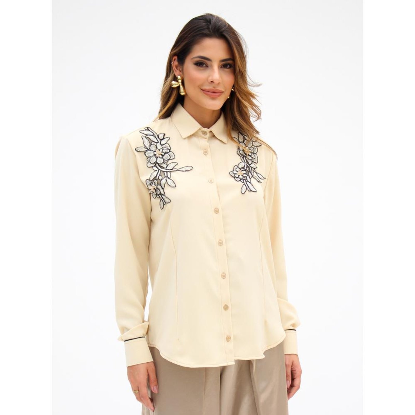 Camisa Feminina Acetinada Ampla com Aplicações Florais Bordadas e Toque Elegante