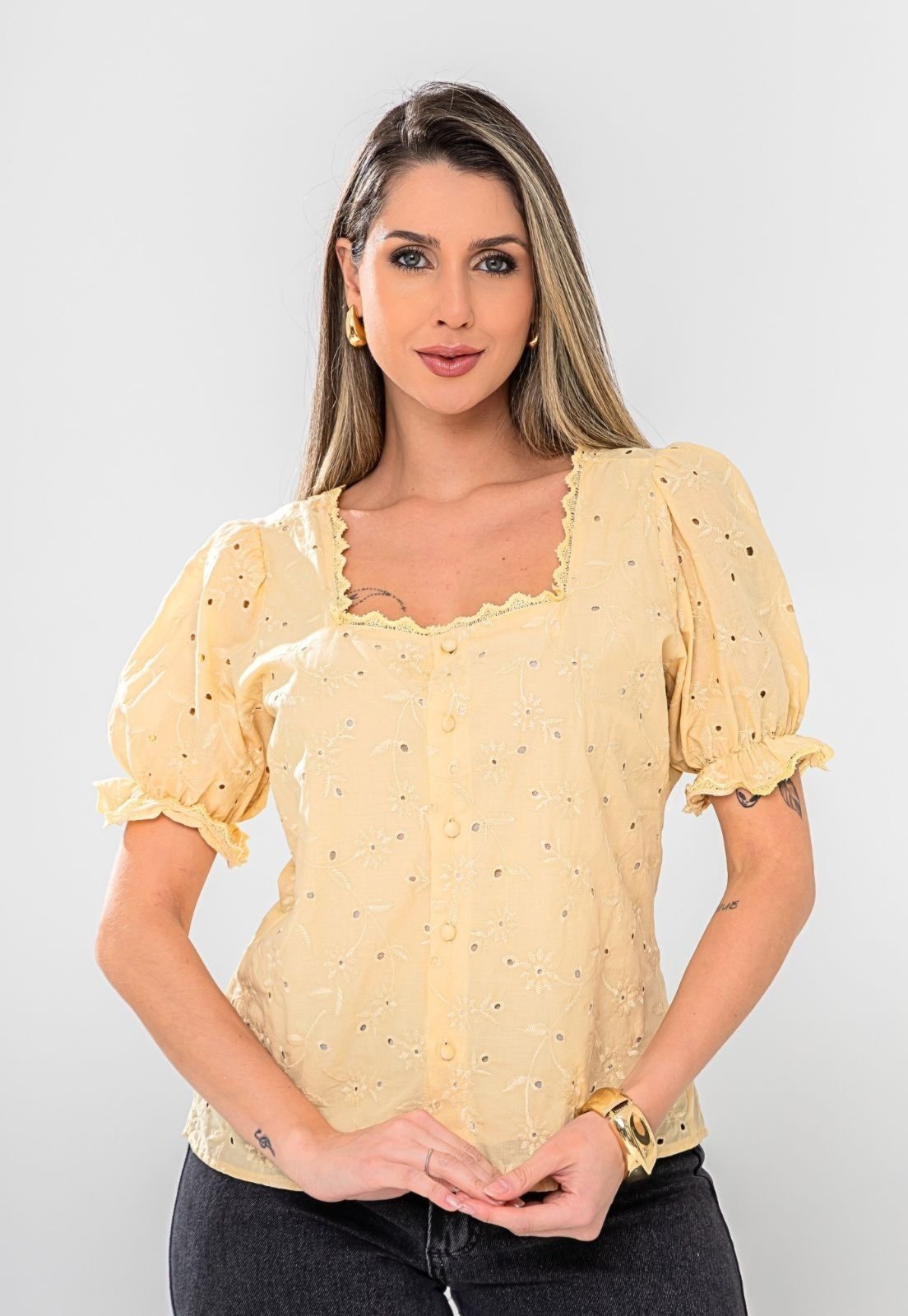 Blusa Manga Curta Com Detalhes Decote Quadrado Renda Lesie Botoes de Ajuste Elegancia e Comforto Linha Premium – Amarelo