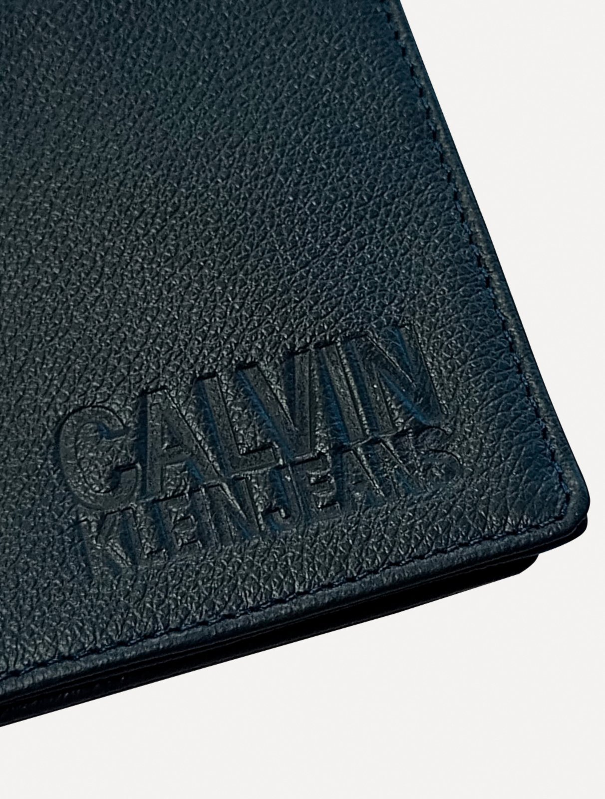 Vista 3 Carteira Calvin Klein Jeans Couro Under Logo azul marinho Calvin Klein azul marinho
