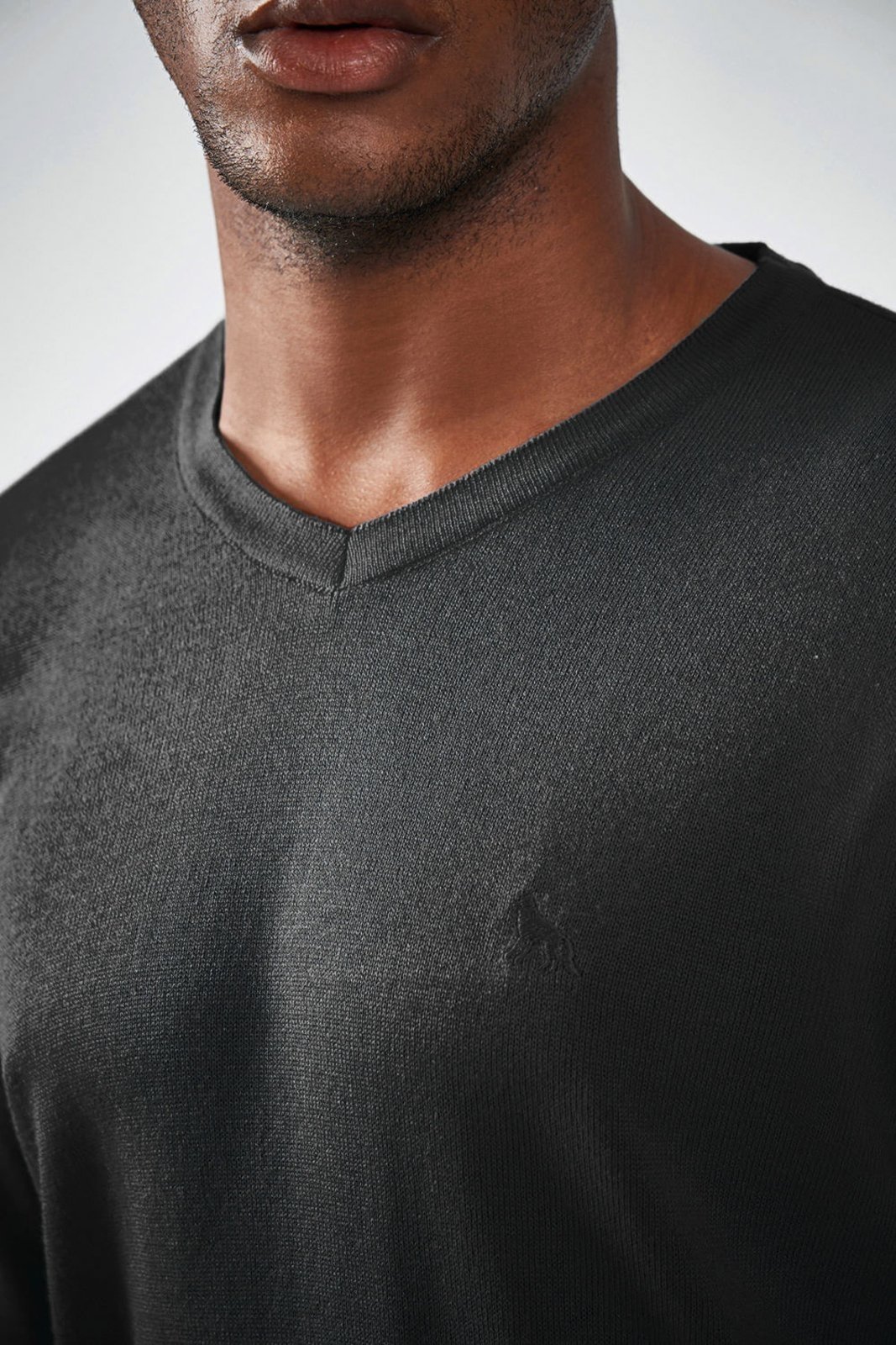 Vista 3 Tricot Básico Gola V Masculino Acostamento ACOSTAMENTO MASCULINO preto ACOSTAMENTO MASCULINO preto