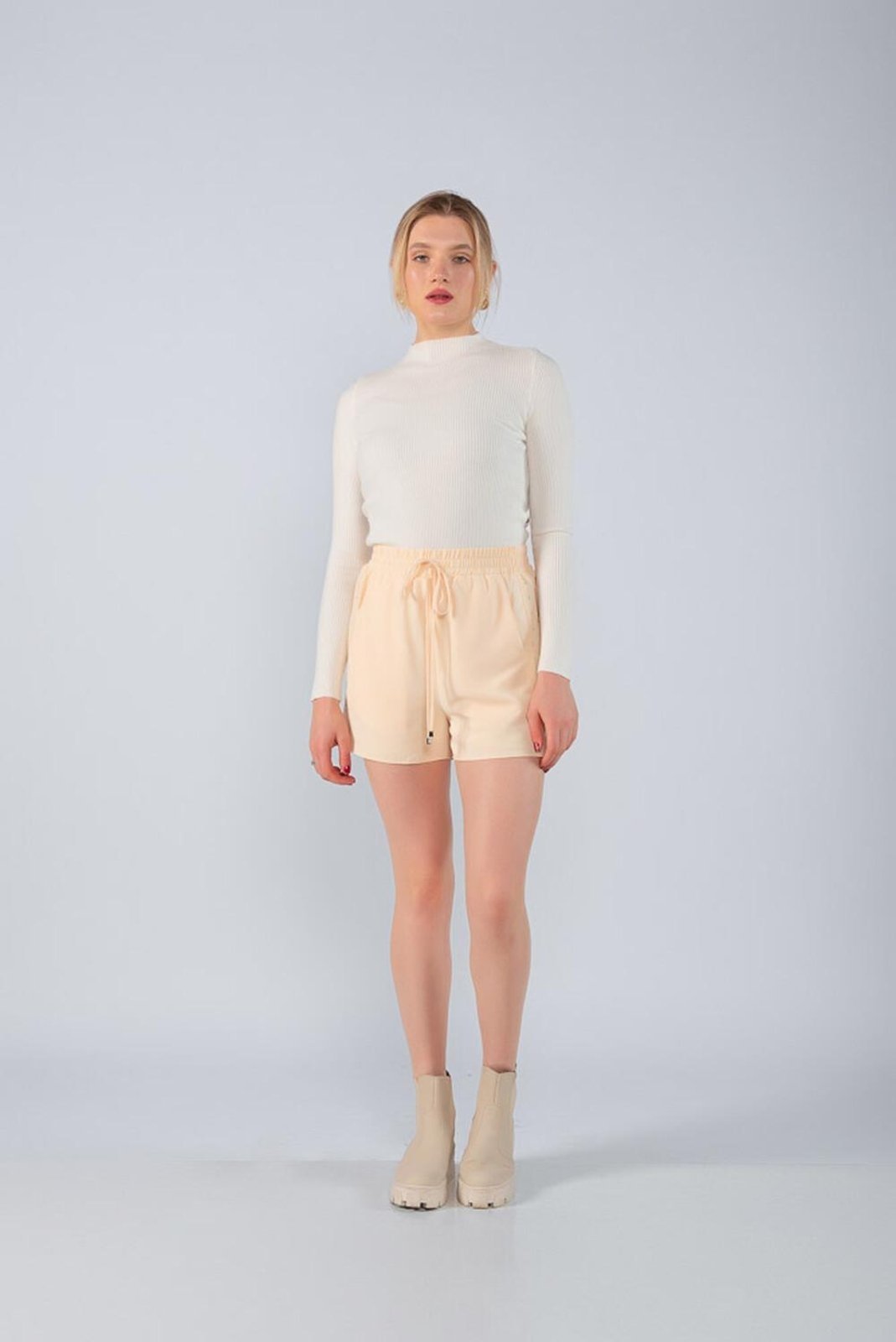 Shorts crepe com bolsos e detalhes em strass Bege