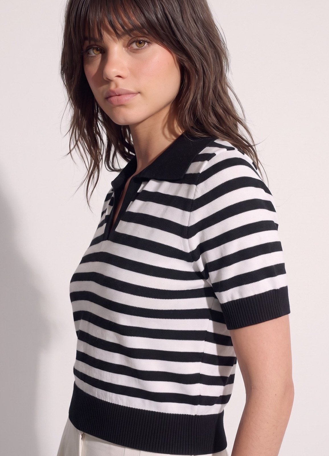 Polo Feminina Preta Listrada Branca Tricô Modal Viscose Sob Preto