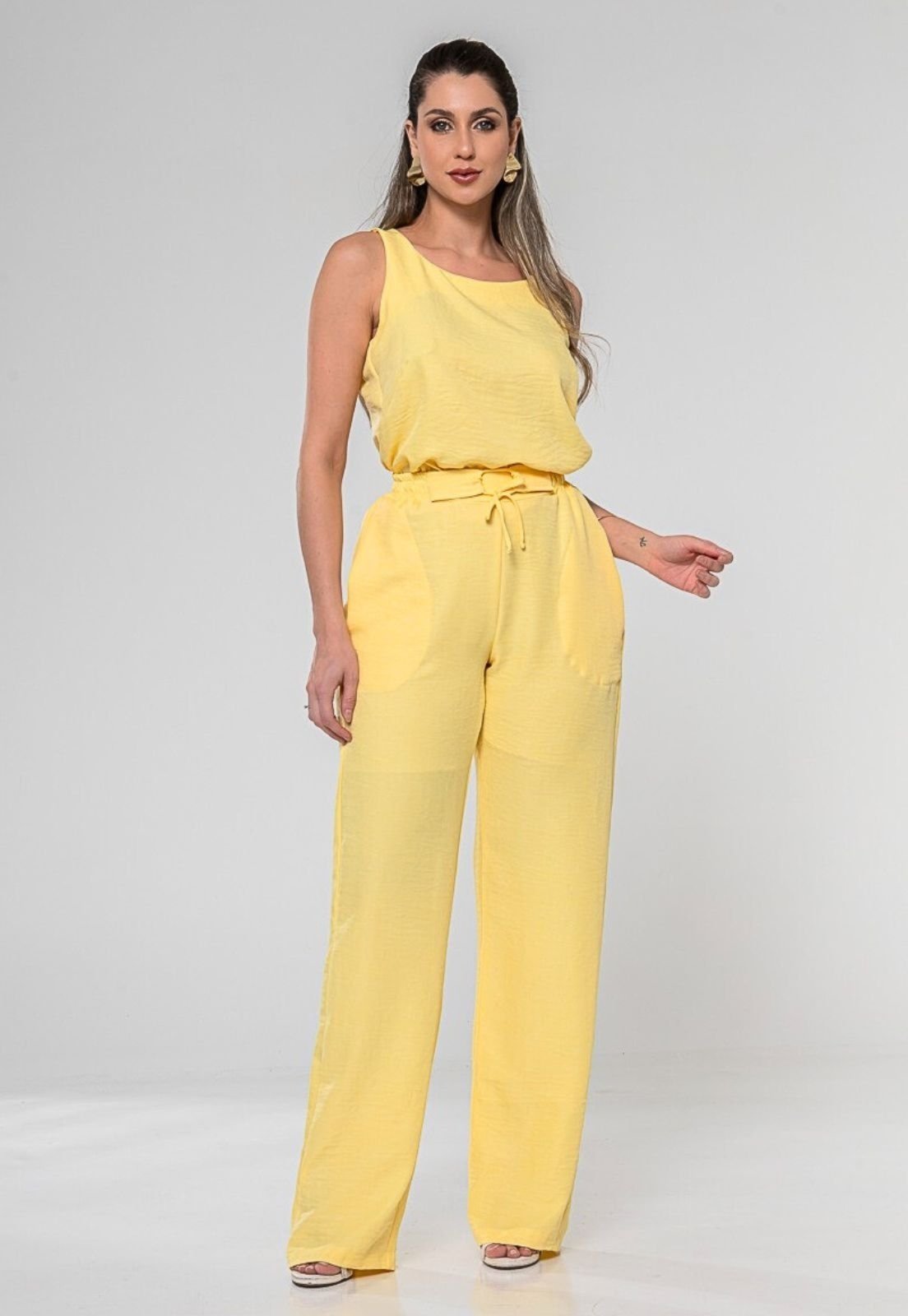 Conjunto Feminino Blusa Regata Confortável e Calça Pantalona Reta Com Elástico Ajuste Cintura Amarelo Claro