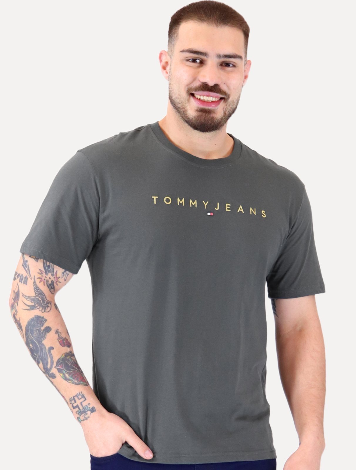 Vista 2 Camiseta Tommy Jeans Masculina Core Linear Gold Logo Chumbo grafite gold Tommy Jeans grafite gold
