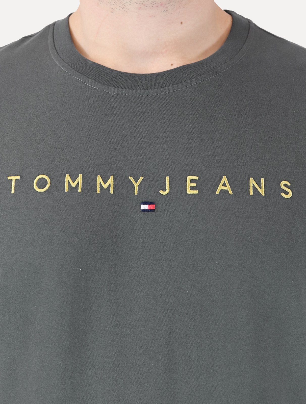 Vista 3 Camiseta Tommy Jeans Masculina Core Linear Gold Logo Chumbo grafite gold Tommy Jeans grafite gold