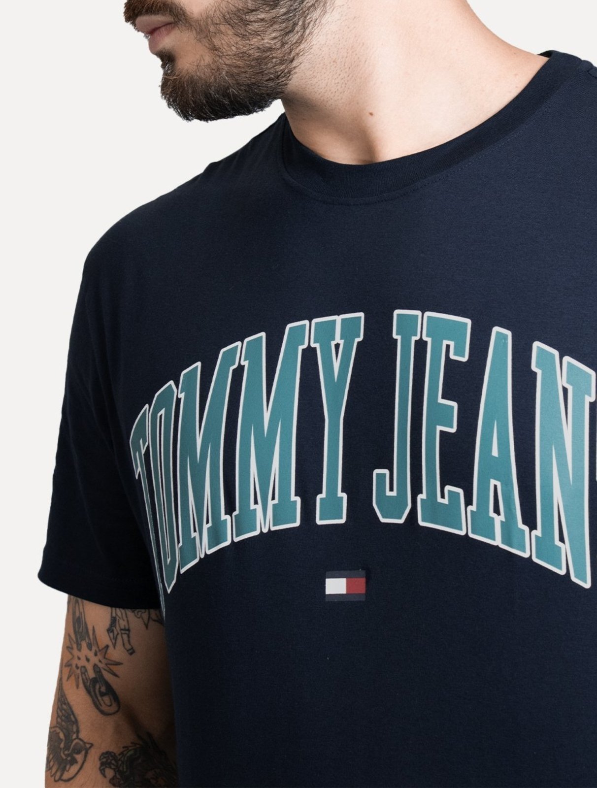 Vista 3 Camiseta Tommy Jeans Masculina Regular Varsity Arc azul marinho Tommy Jeans azul marinho