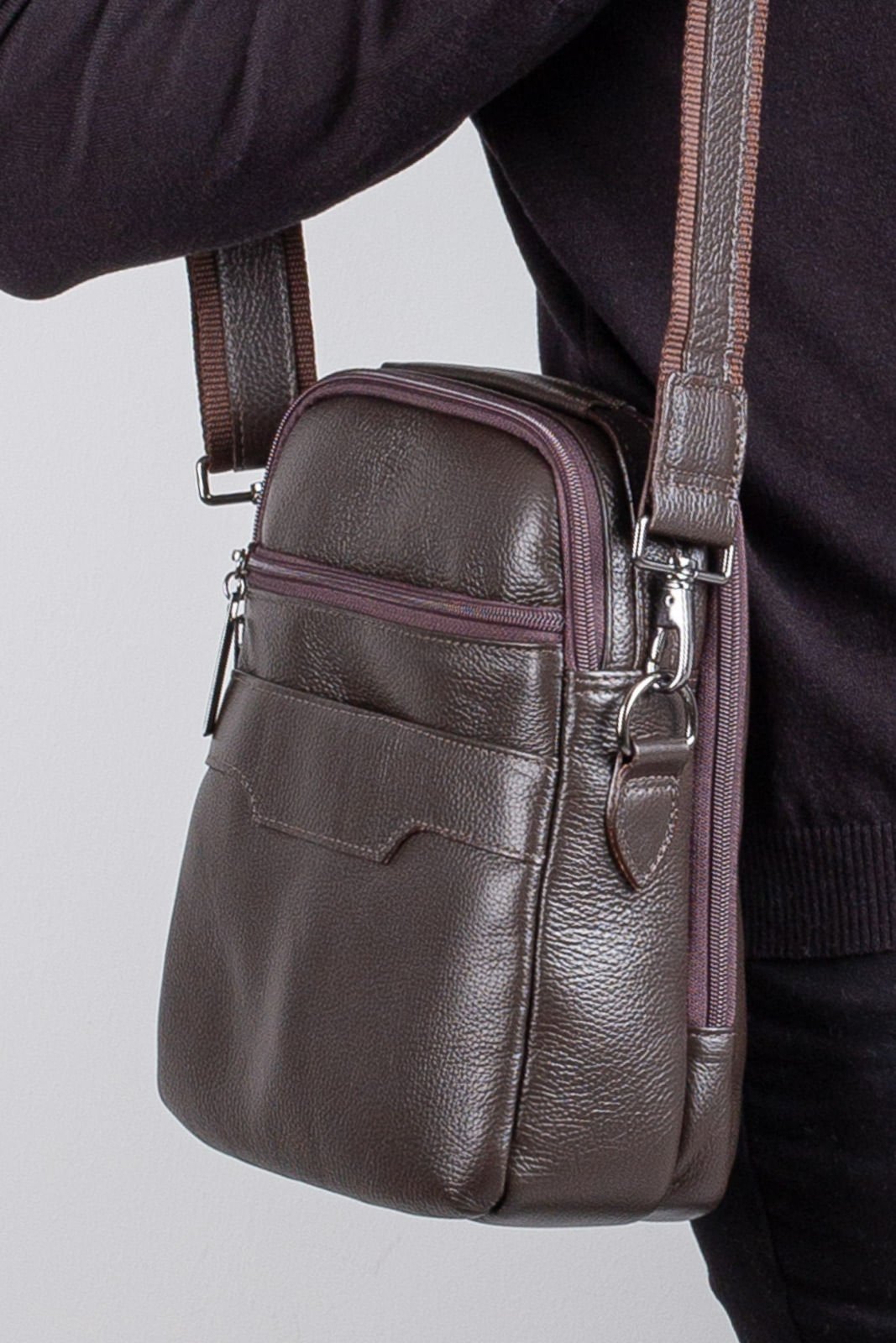 Bolsa transversal de couro com divisórias Fernando - Café