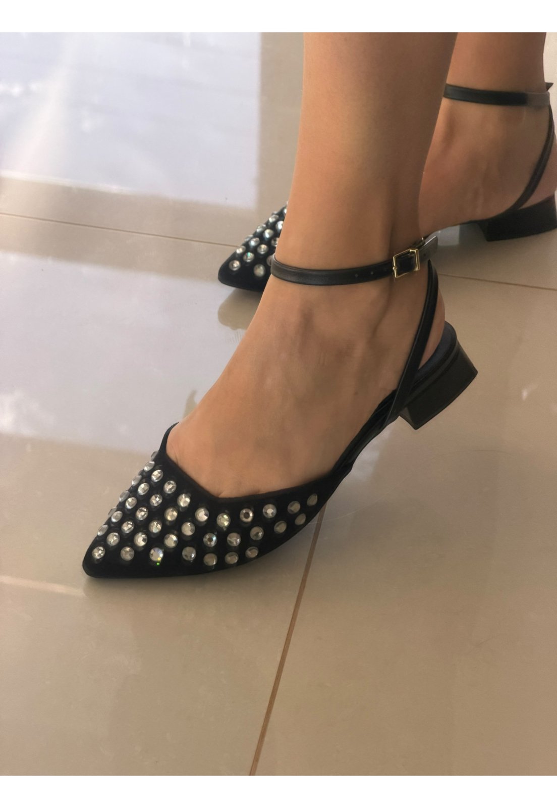 Sapatilha Slingback com salto baixo e strass Preta