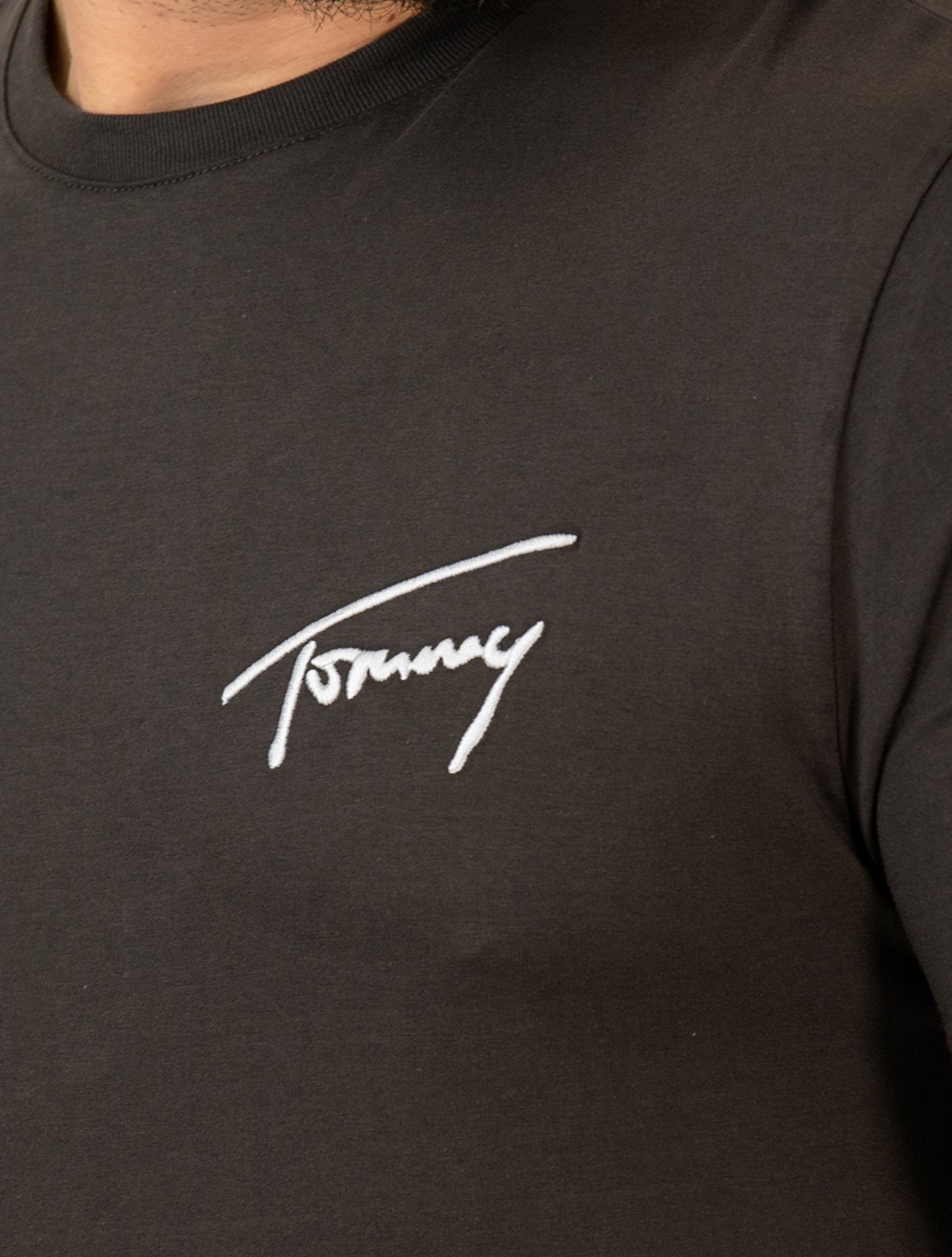 Vista 3 Camiseta Tommy Jeans Masculina Embroidered Signature Chumbo cinza Tommy Jeans cinza