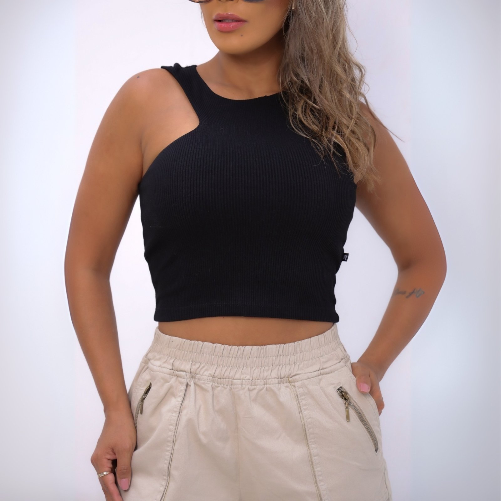 Vista 3 Blusa Regata Cava Assimétrica Feminino Revanche Bédar preto Revanche preto