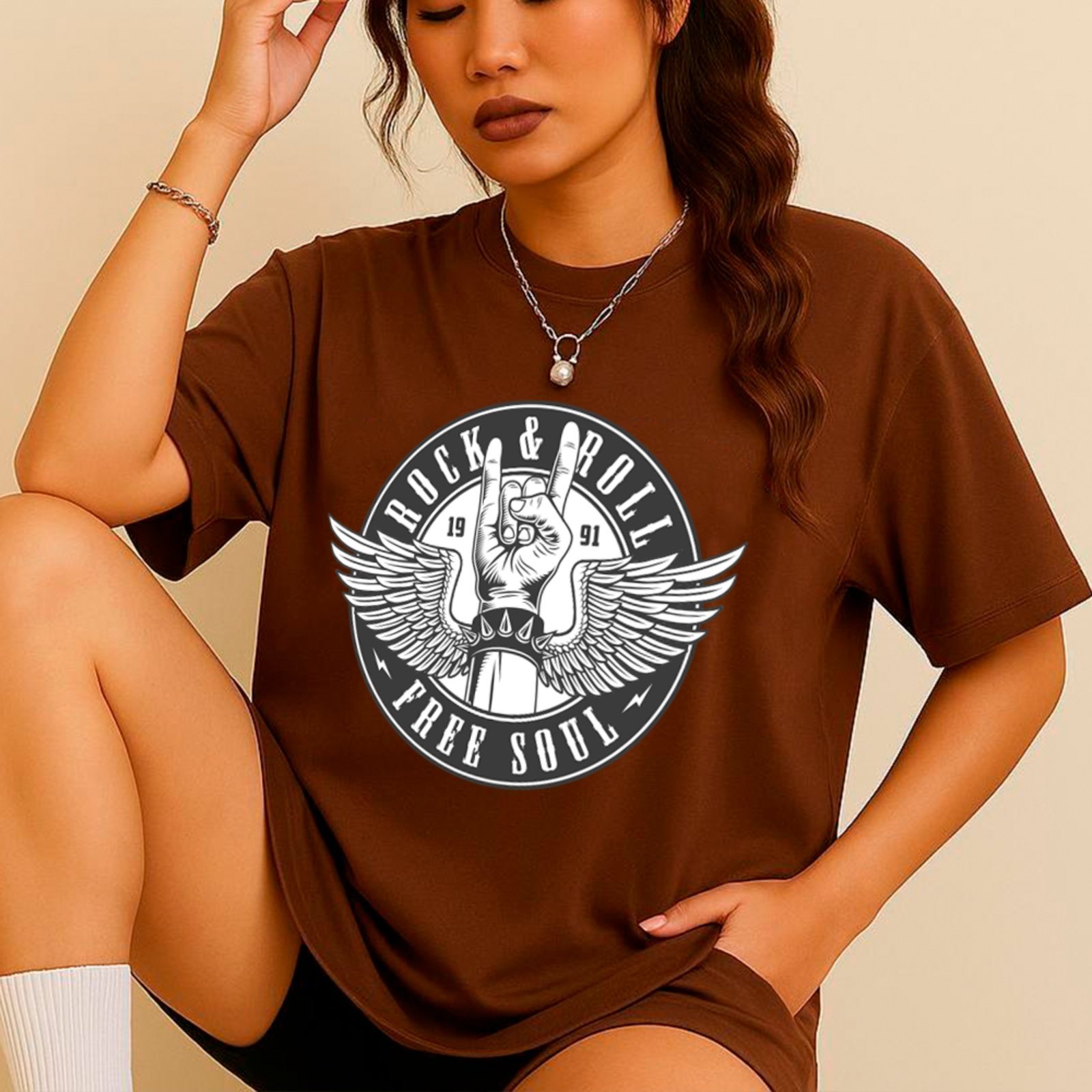 Camiseta Ousy Streetwear Rock and Roll Free Soul Mão Rock Oversized Unissex Marrom