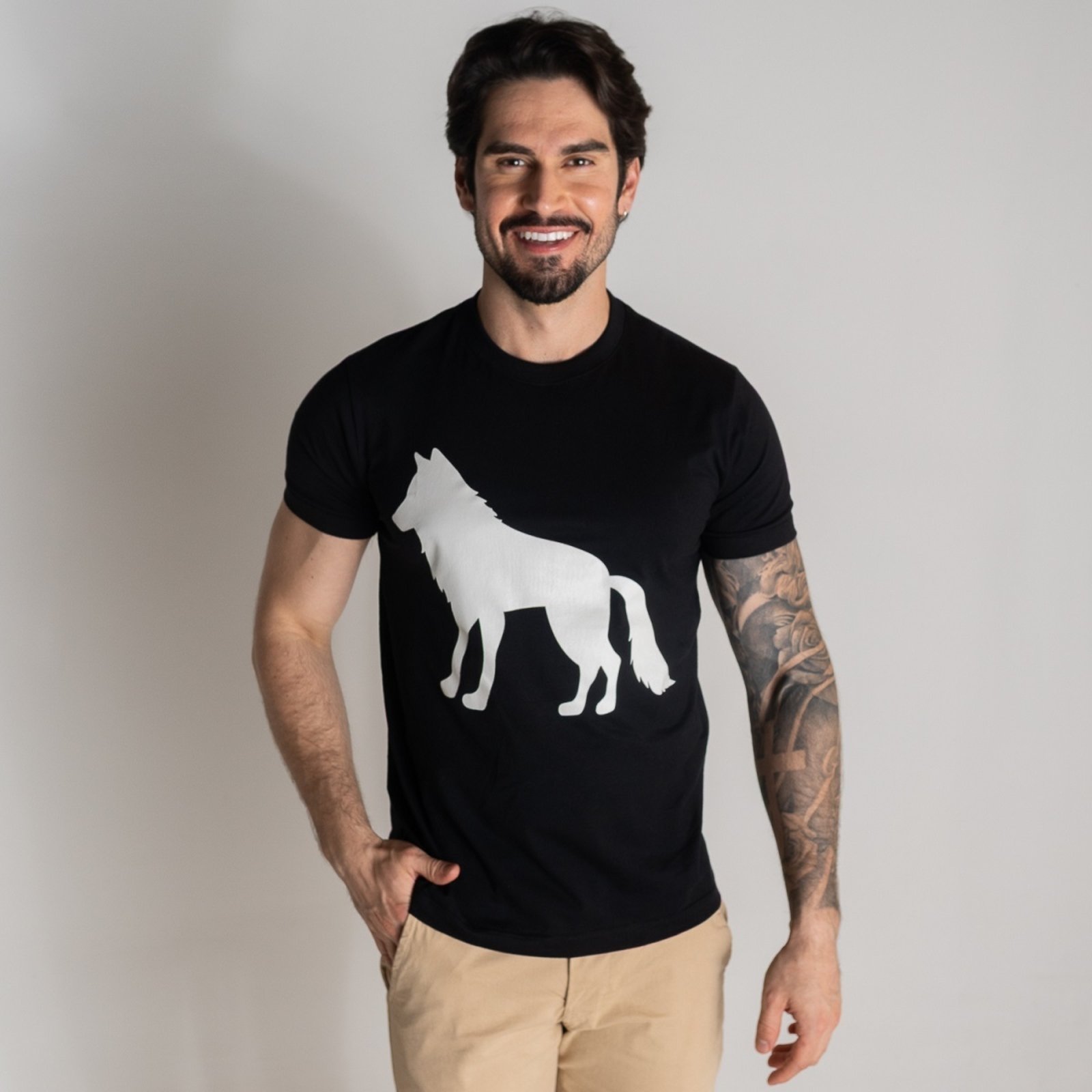 Camiseta Acostamento Preta Com Estampa Cinza Gelo
