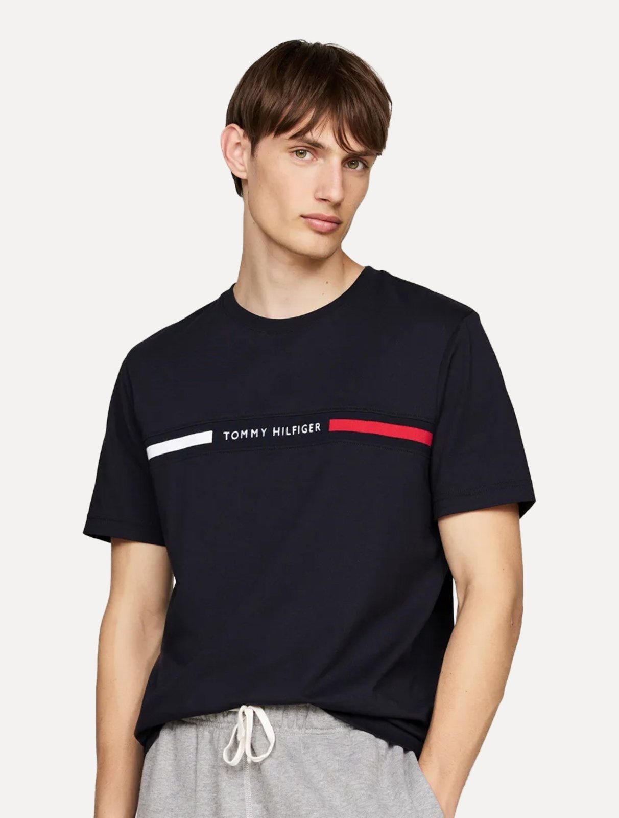Vista 3 Kit Camisetas Tommy Hilfiger Chest Insert Logo Azul Marinho/Preta 2UN preto azul Tommy Hilfiger preto azul
