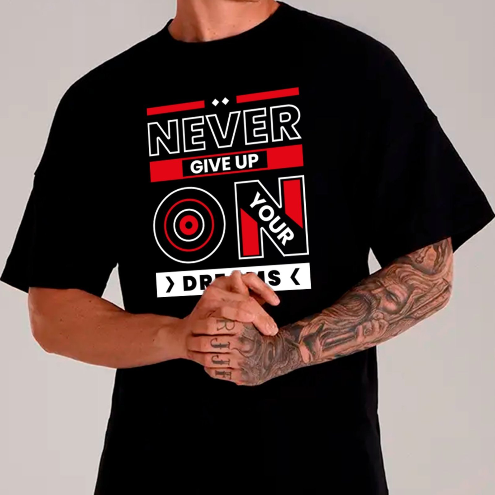 Camiseta Ousy Never Give Up On Your Dreams Oversized Unissex Preto