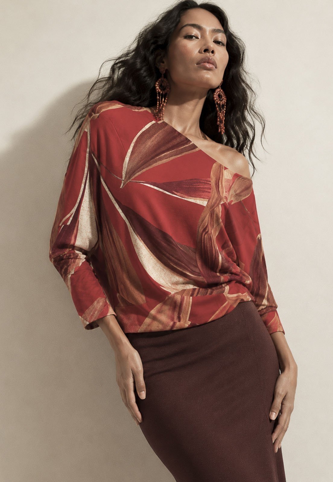 Blusa Amazonia Vital Assimétrica Malha Estampa Selva Bordô