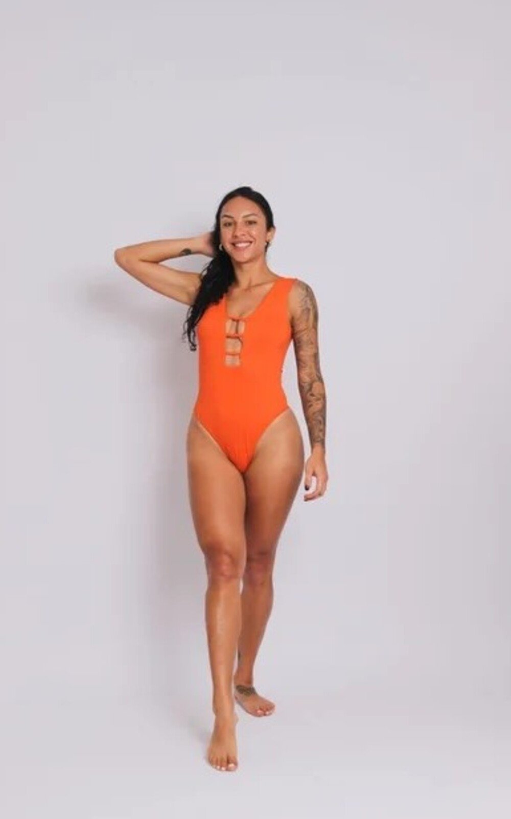 2627 – Maiô Body Com Fenda No Busto Fio Duplo Laranja – Duna Casual