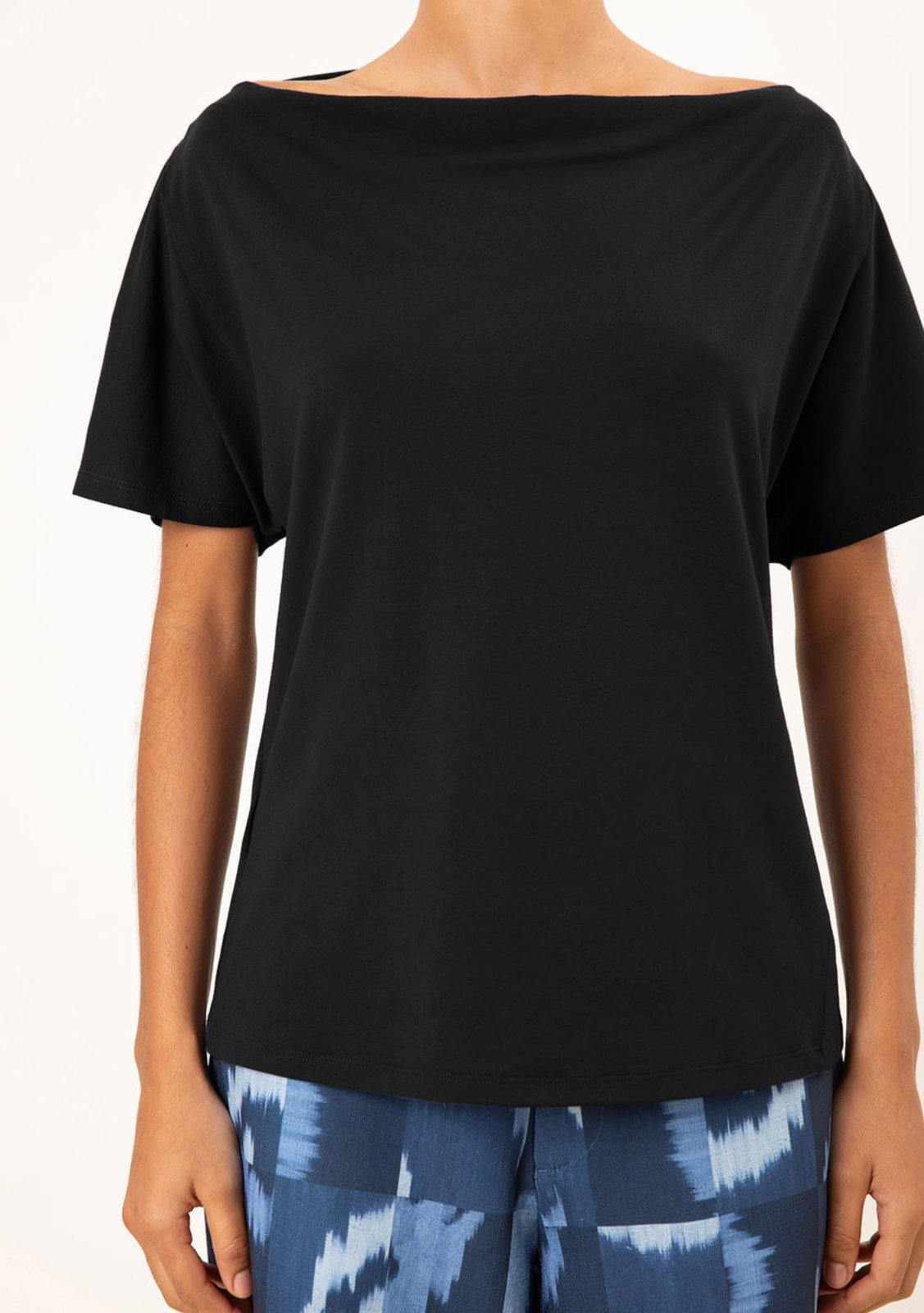 Vista 3 Camiseta Maria Valentina Solta Decote Canoa Manga Curta Padrão preto Maria Valentina preto