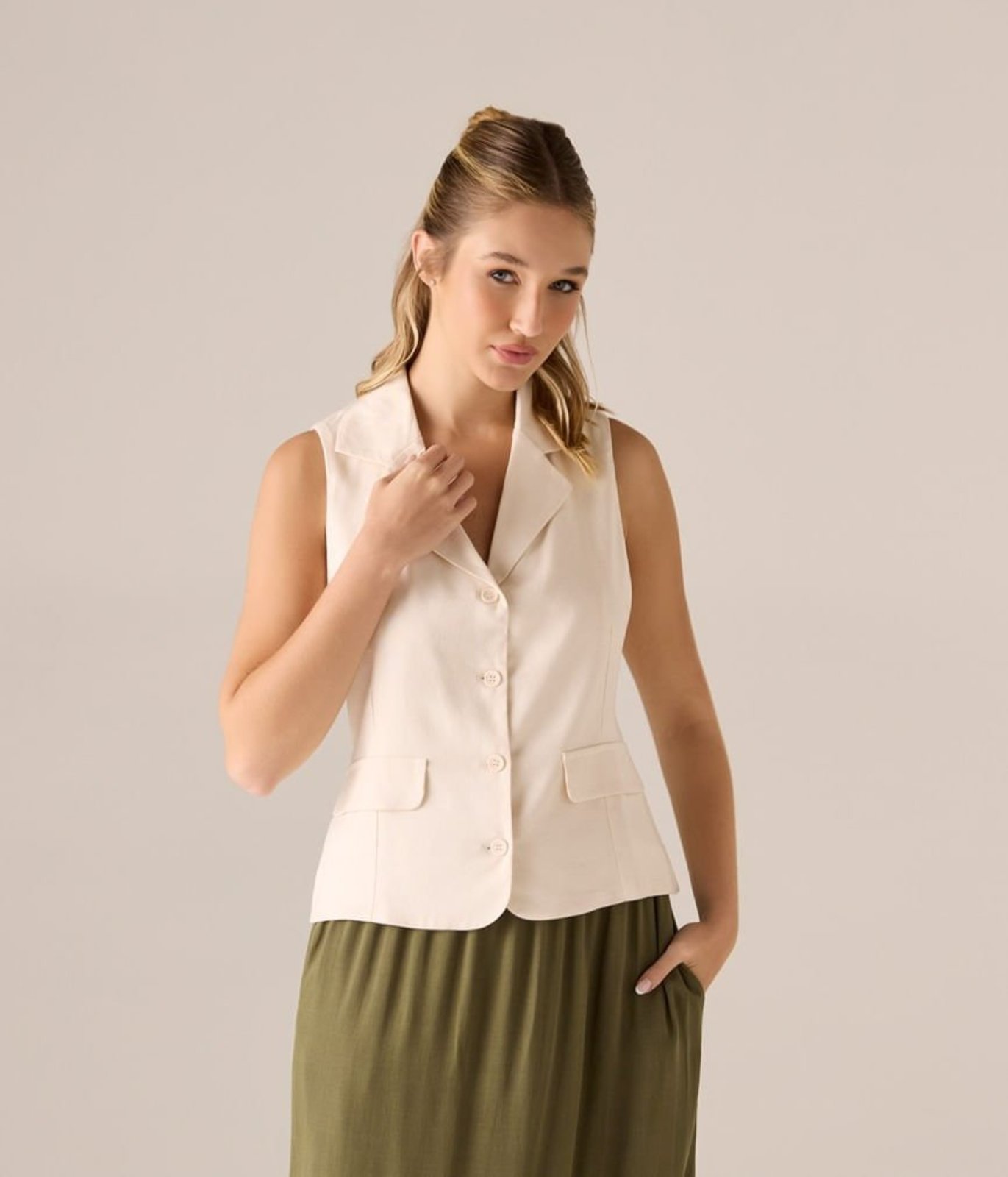 Colete Makenji Com Gola Botao E Bolso Frente Feminino Bege