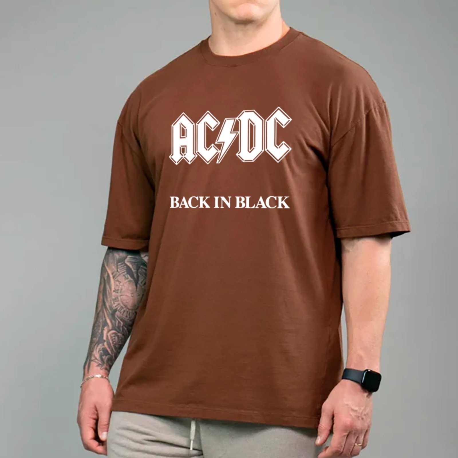 Vista 2 Camiseta Ousy Básica AC DC Back In Black Estilo Street Unissex Marrom marrom black ousy marrom black