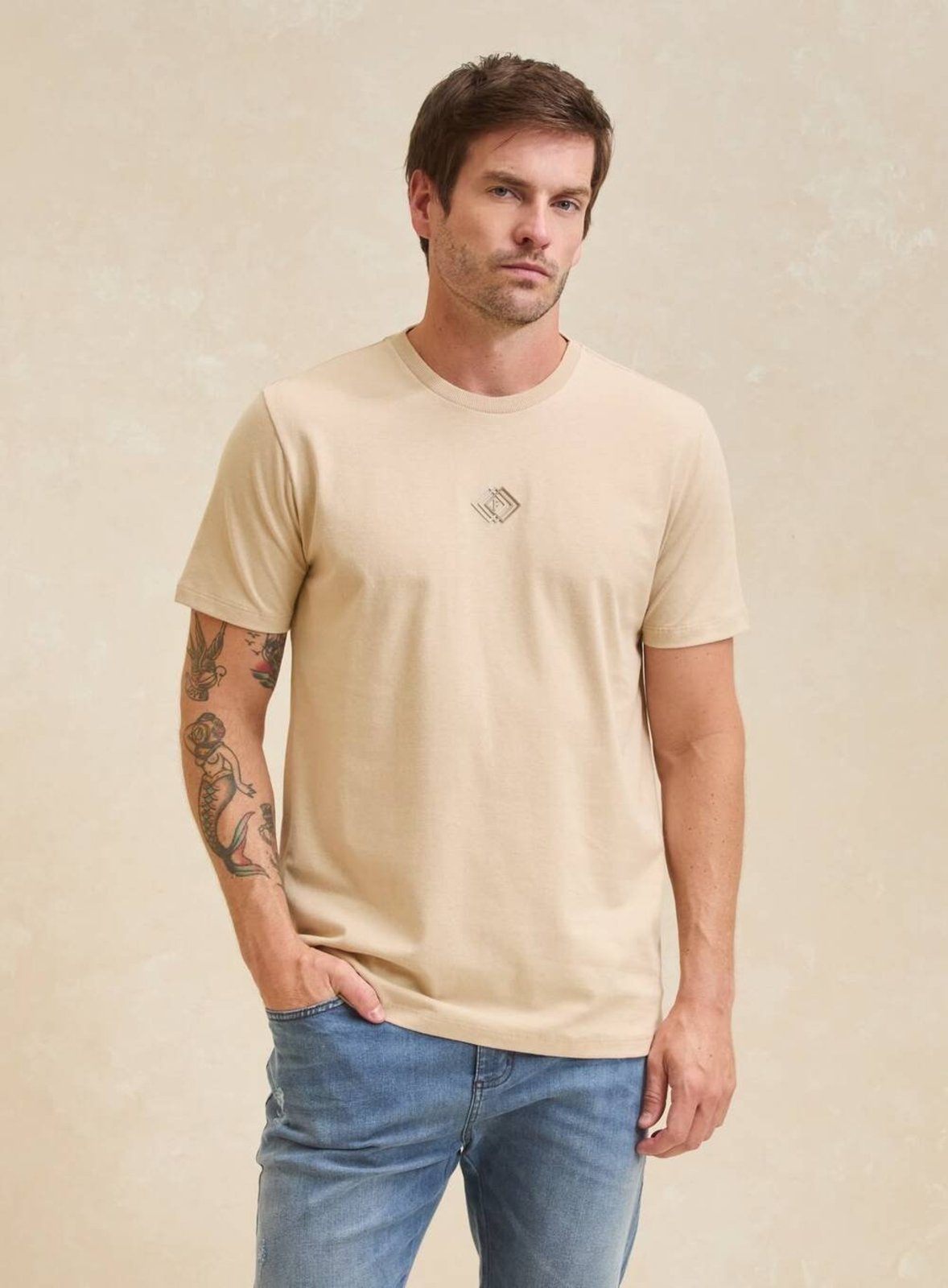 Camiseta Masculina New Slim com Estampa Forum Bege Daisy