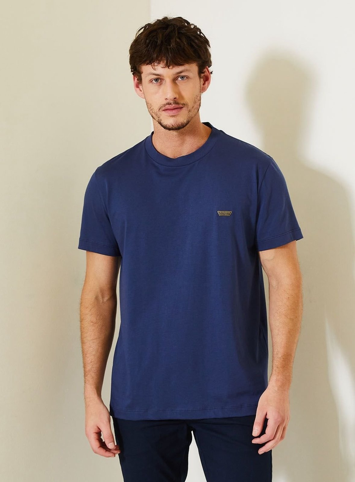 Camiseta New Masculina com Bordado Metálico Triton Azul Darkness