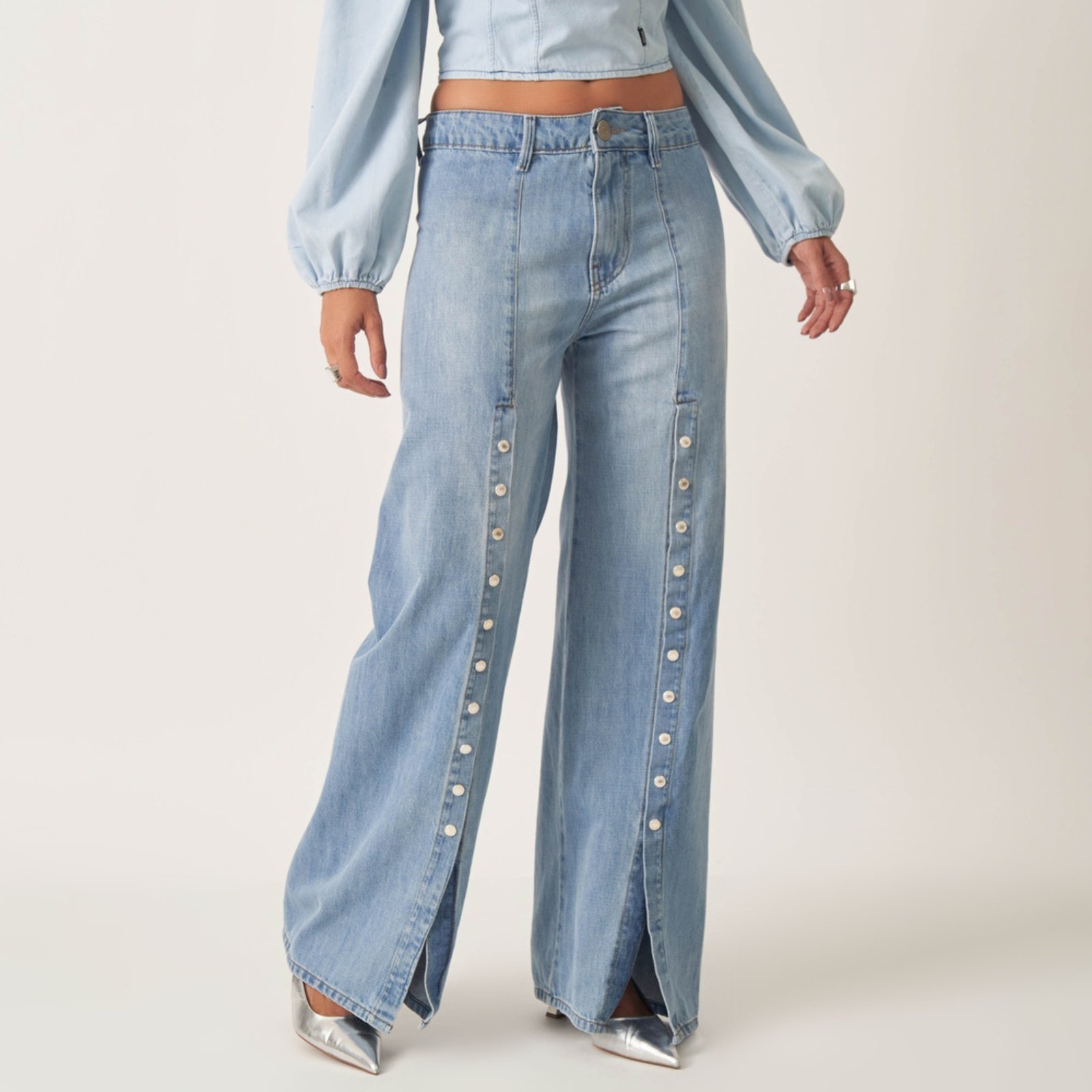 Calça Jeans Wide Cintura Alta Sem Costura Lateral Recortes E Botões