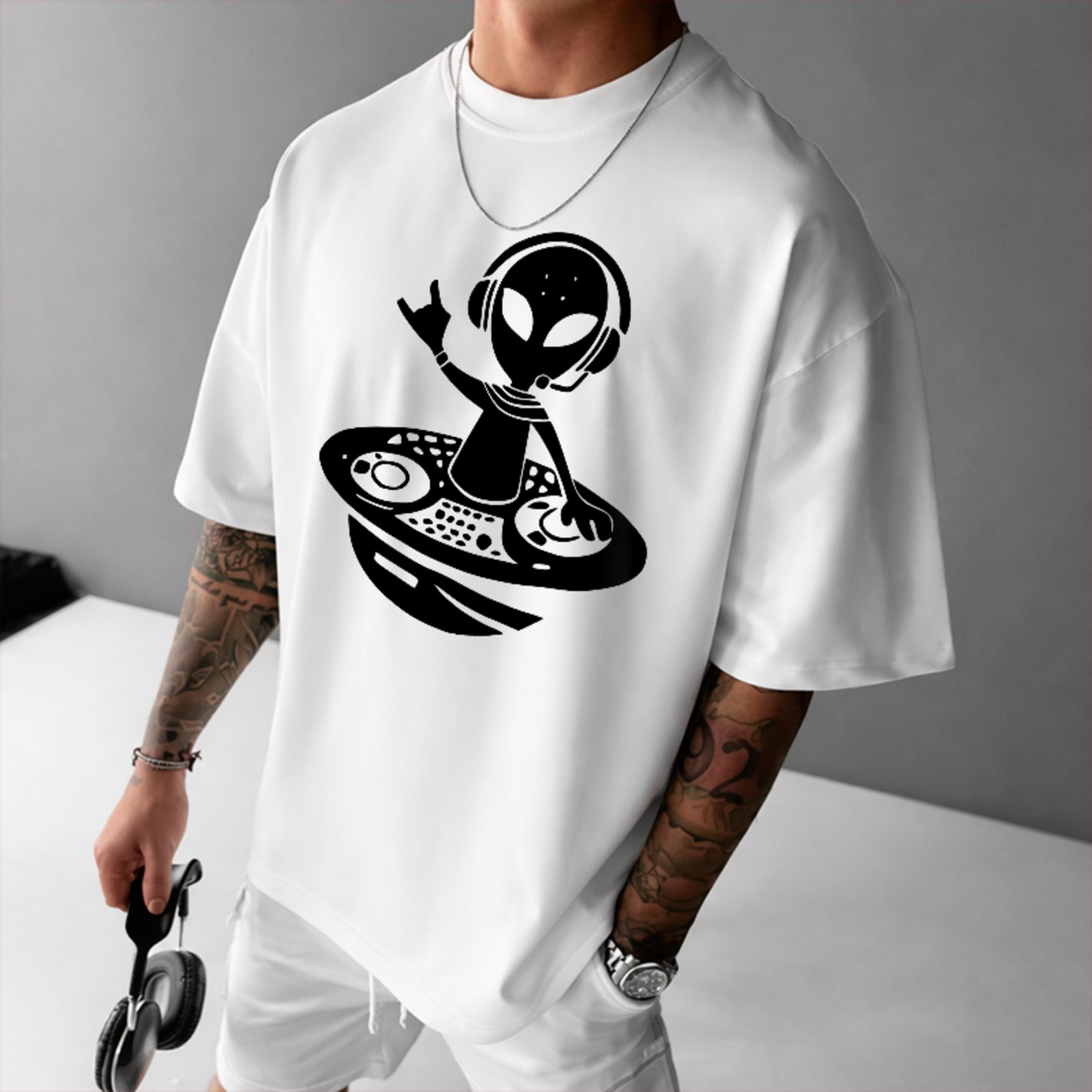 Camiseta Oversized Alien Rave Party Style Unissex Branco