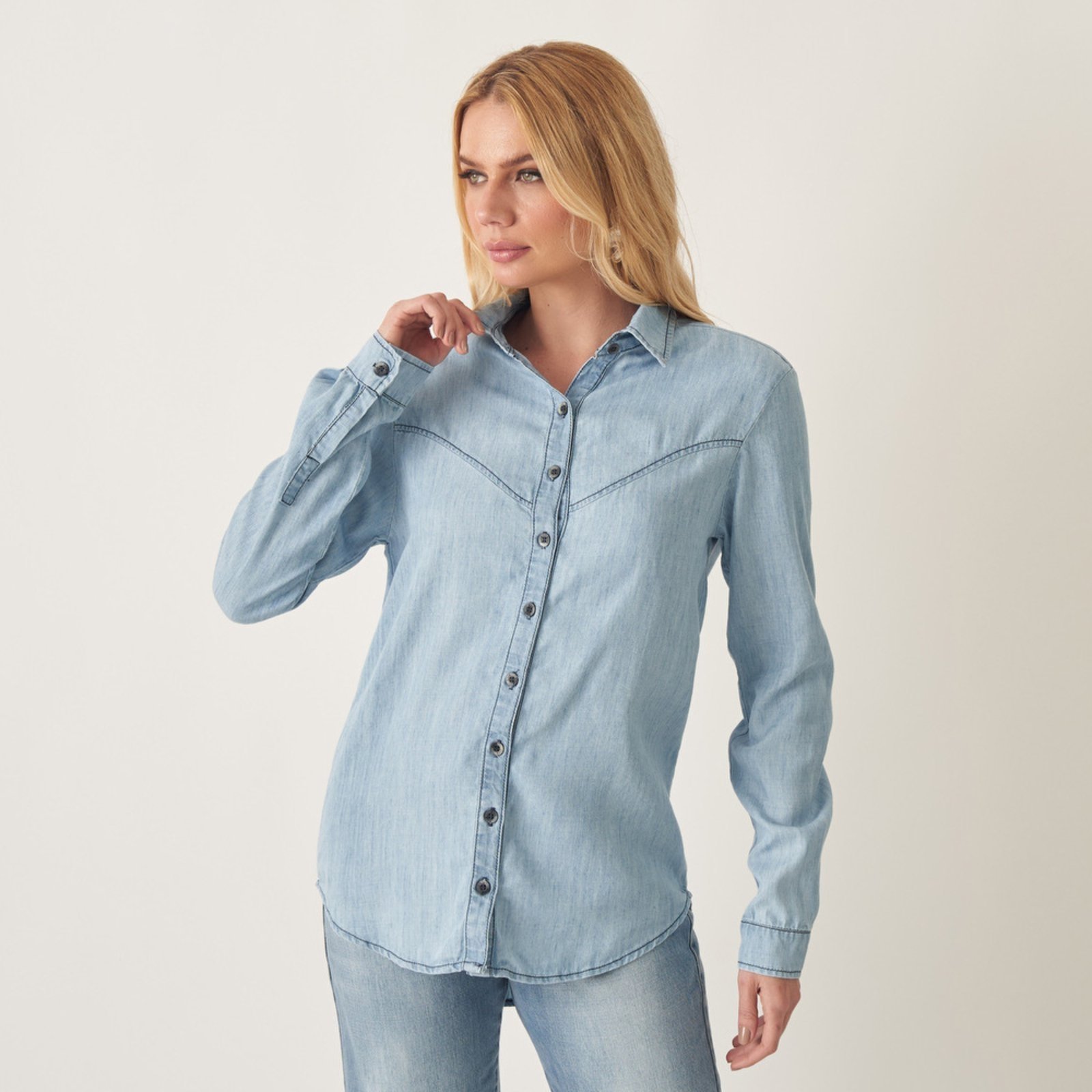 Camisa Jeans Leve Tencel com Recortes Western