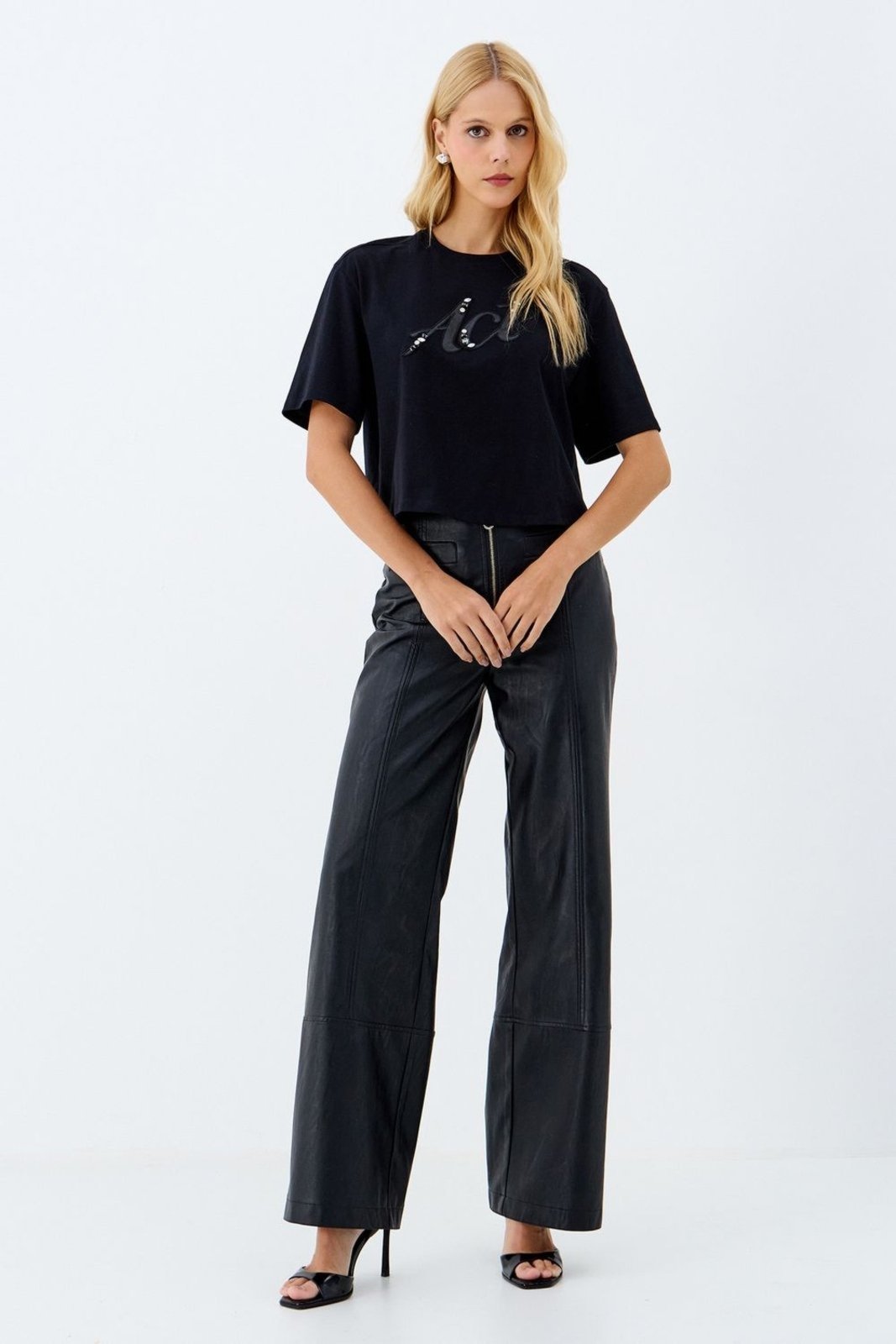 Vista 2 T-Shirt Cropped Bordado com Pedraria ACT FEMININO preto ACT FEMININO preto