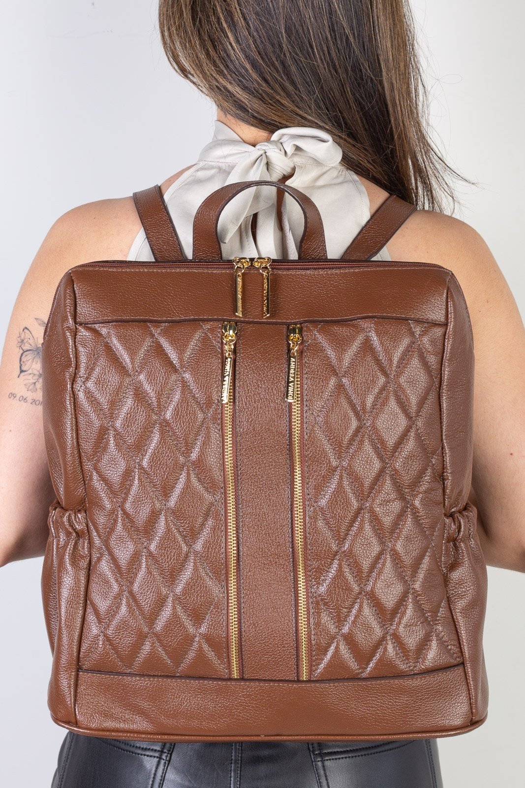 Mochila de couro liso matelassê Romana - Whisky