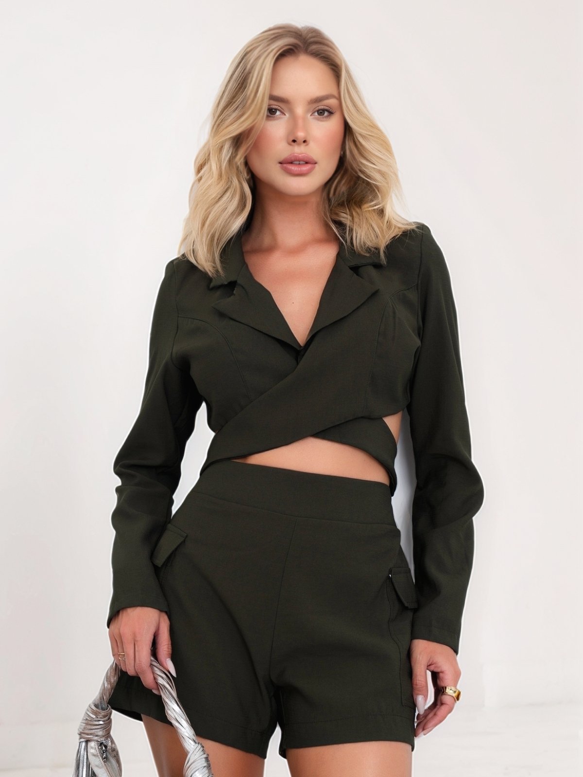 Conjunto Feminino Curto Divina Gata Cropped Manga Longa e Shorts Alfaiataria – Verde Oliva