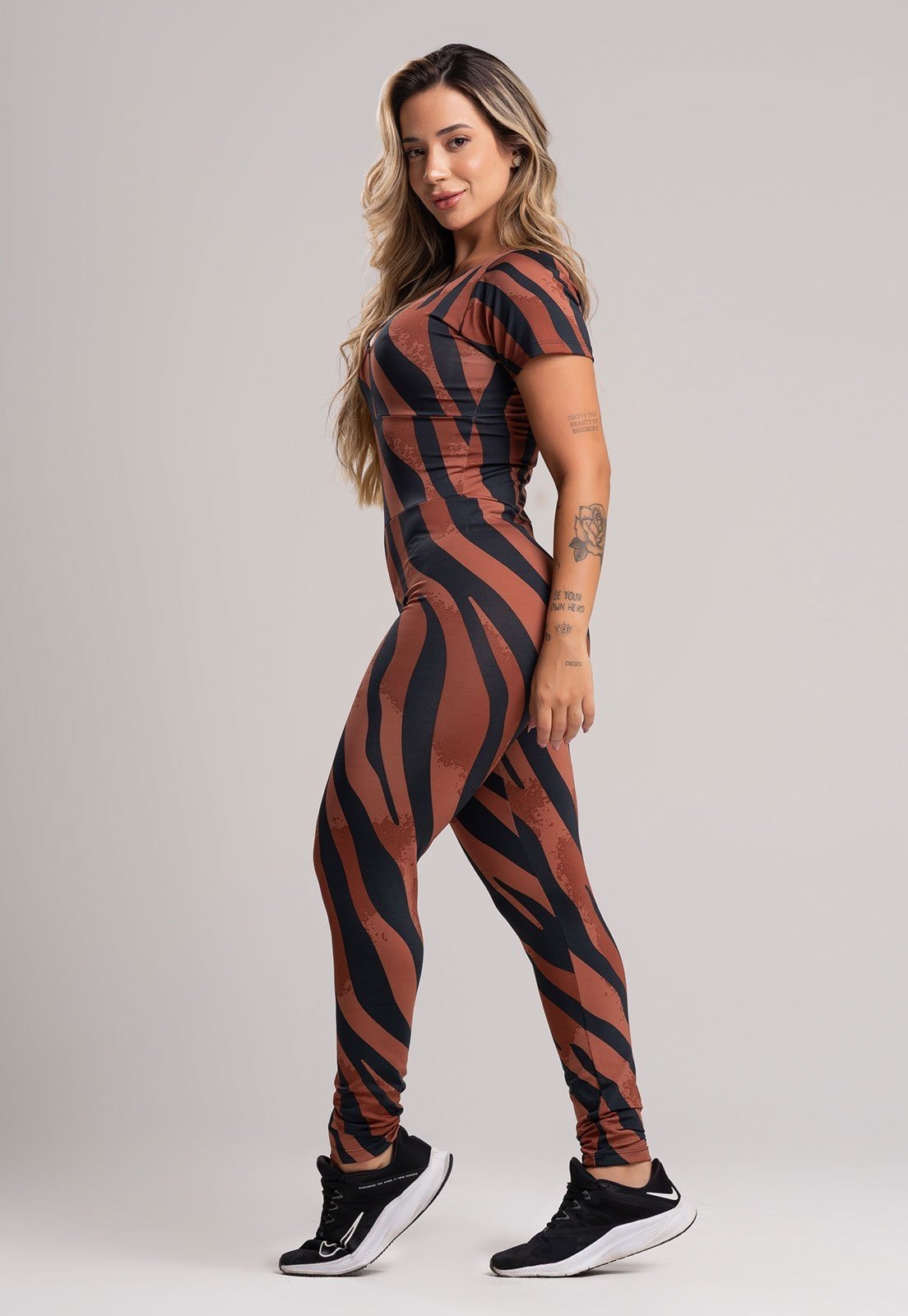 Macacão Longo MVB Modas Manga Curta Fitness Suplex Estampado Safari