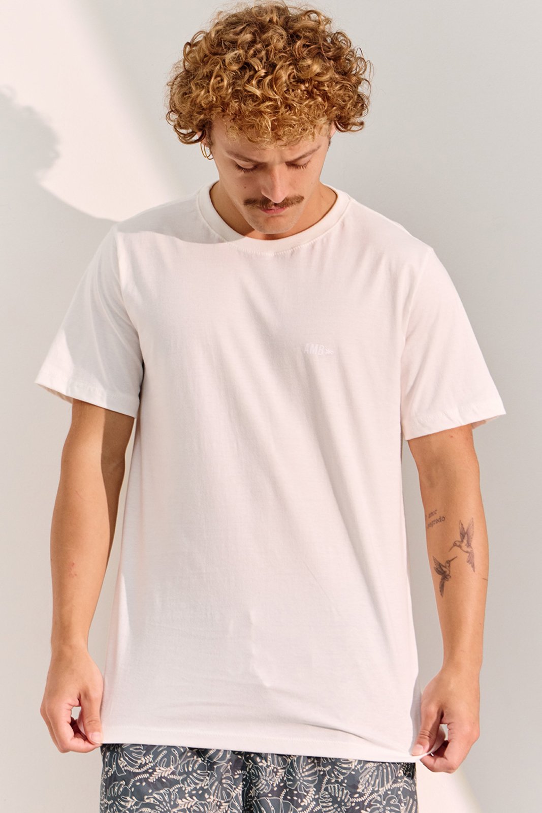 Vista 2 Camiseta Masculina Básica Meia Malha Ambiguous Vida Marinha branco Vida Marinha branco