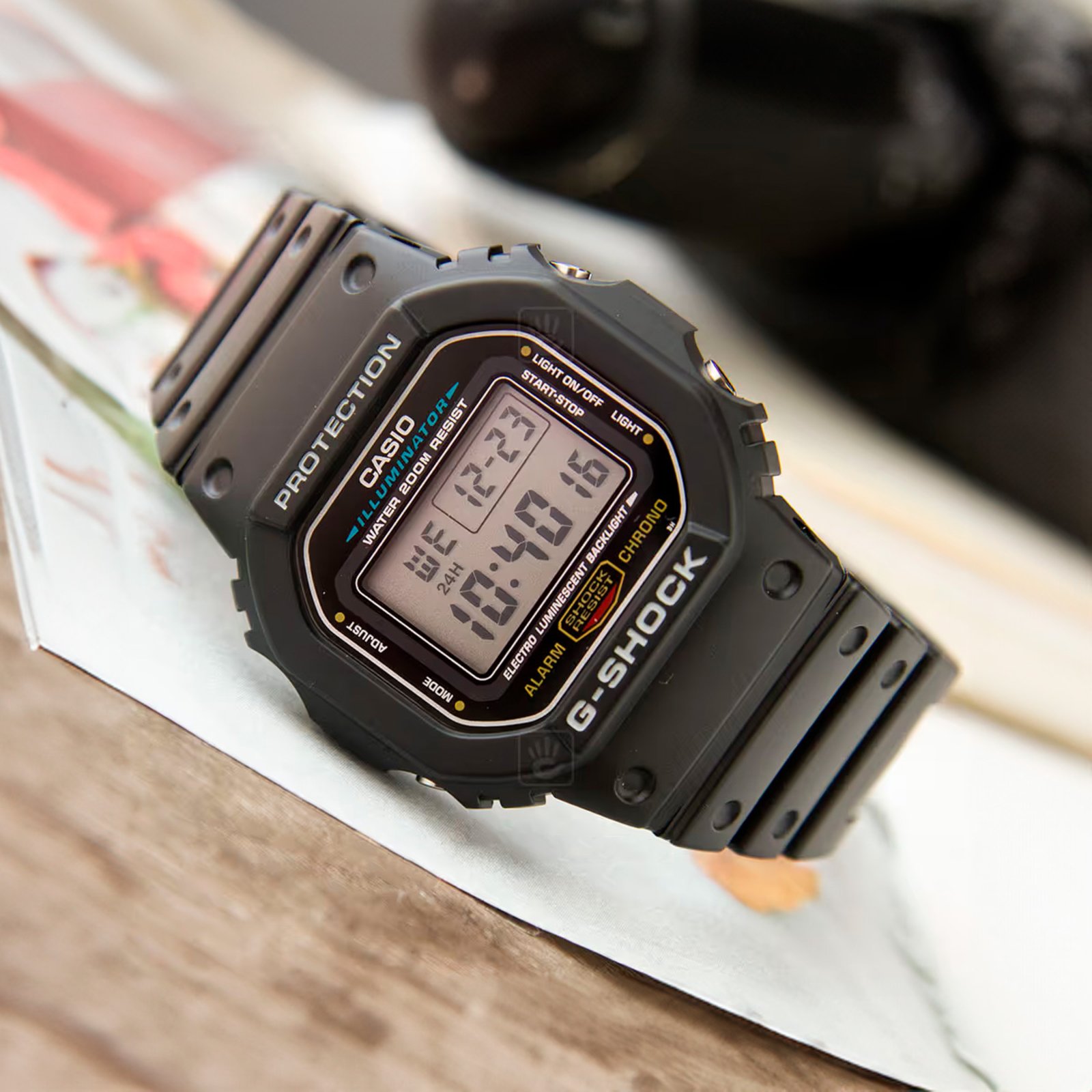Vista 2 Relógio Casio G-Shock DW-5600UE-1DR preto Casio preto