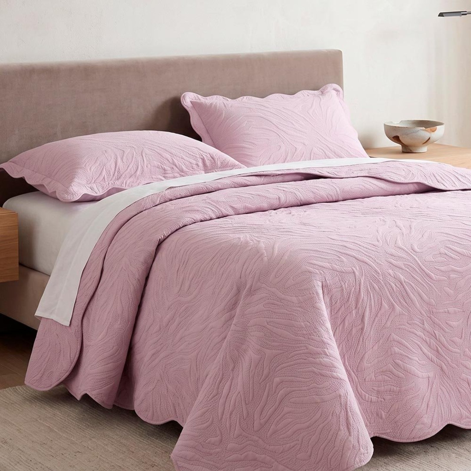 Kit Cobre Leito Maresias Queen Percal 300 Fios Colcha Matelassê Alto Relevo 3 Peças Lavanda