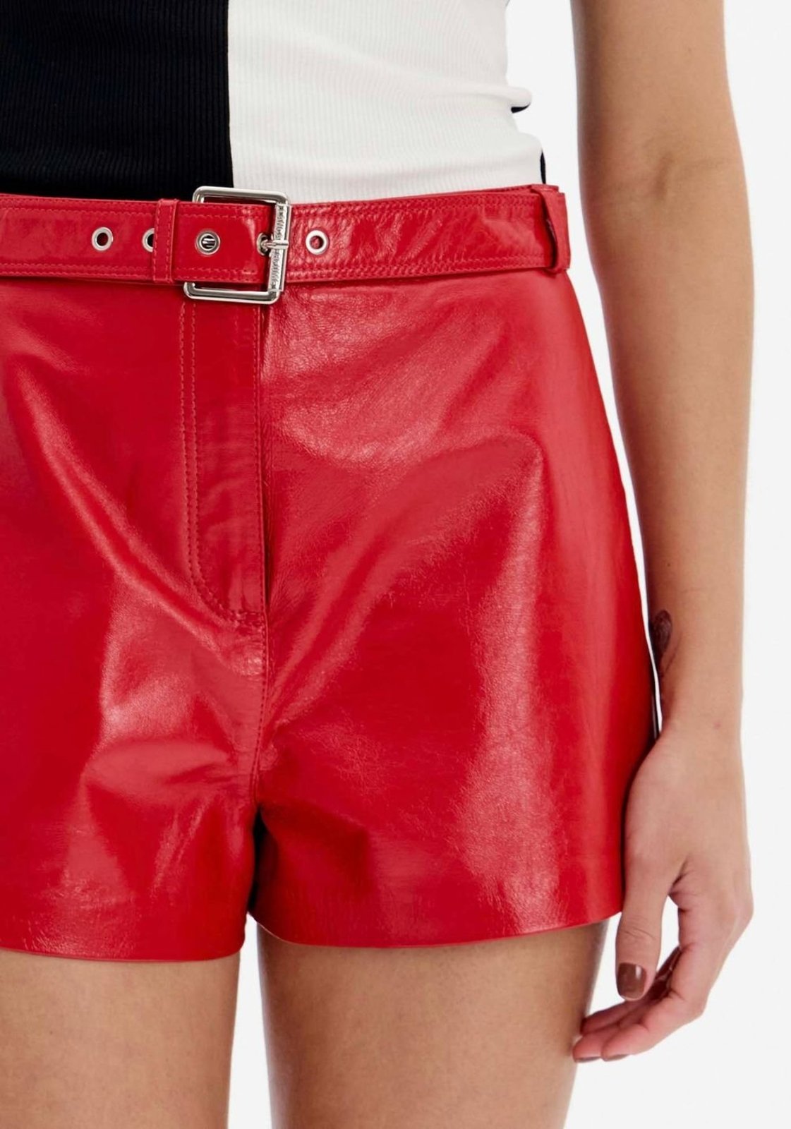 Vista 3 Short De Couro Hot Pants Cintura Média Lança Perfume vermelho Lança Perfume vermelho