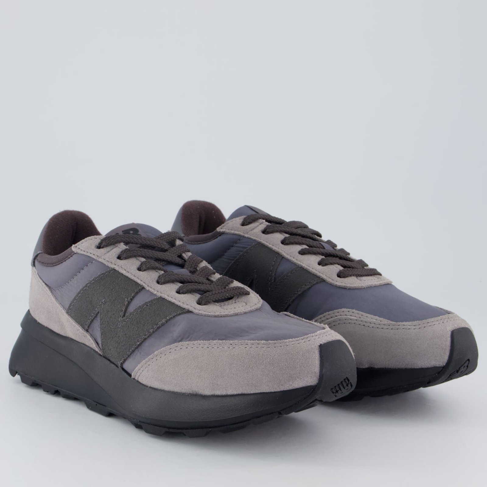 Vista 3 Tênis New Balance 370 V1 e Preto cinza New Balance cinza