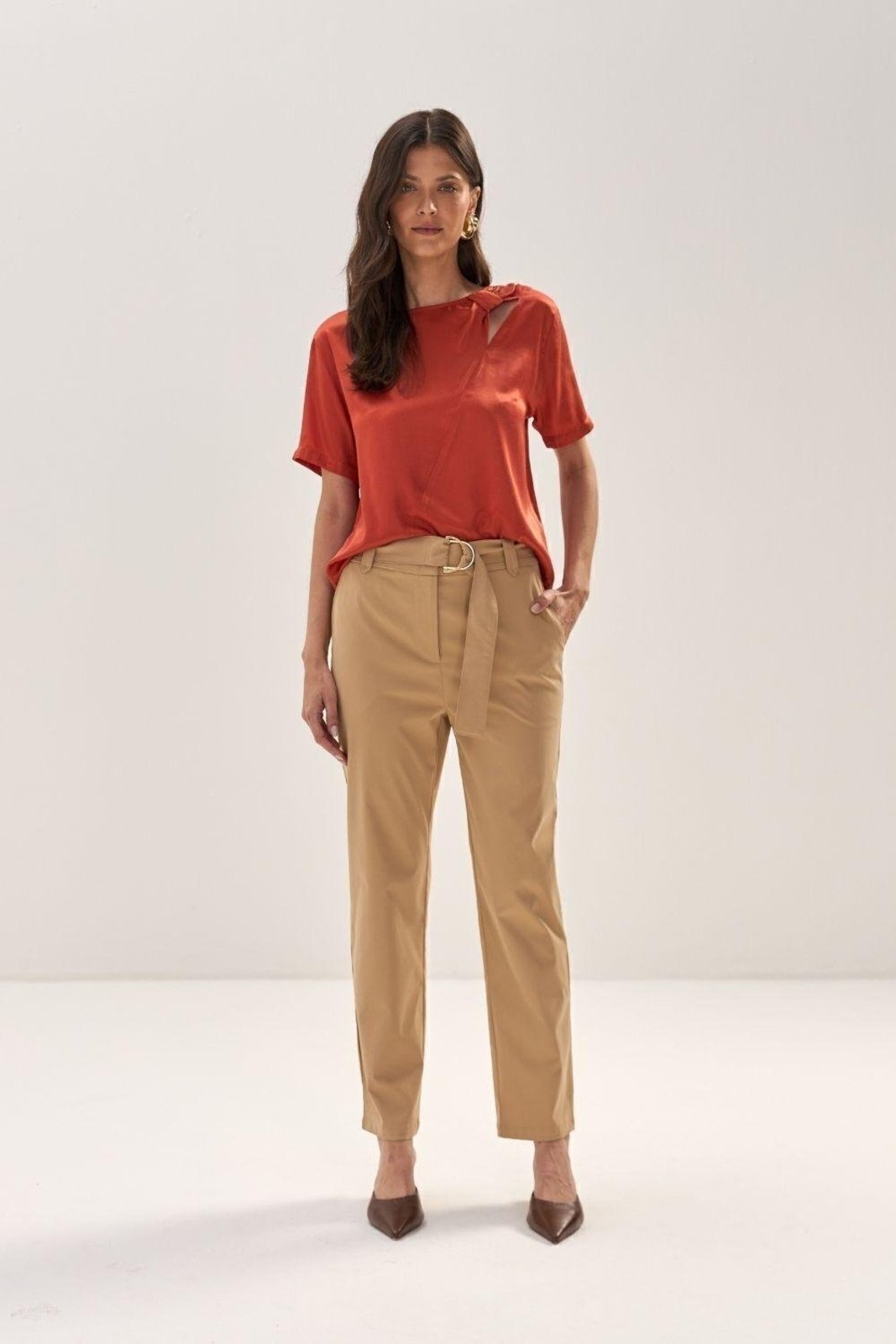 Calça Cenoura Com Cinto Carlota Costa Bege