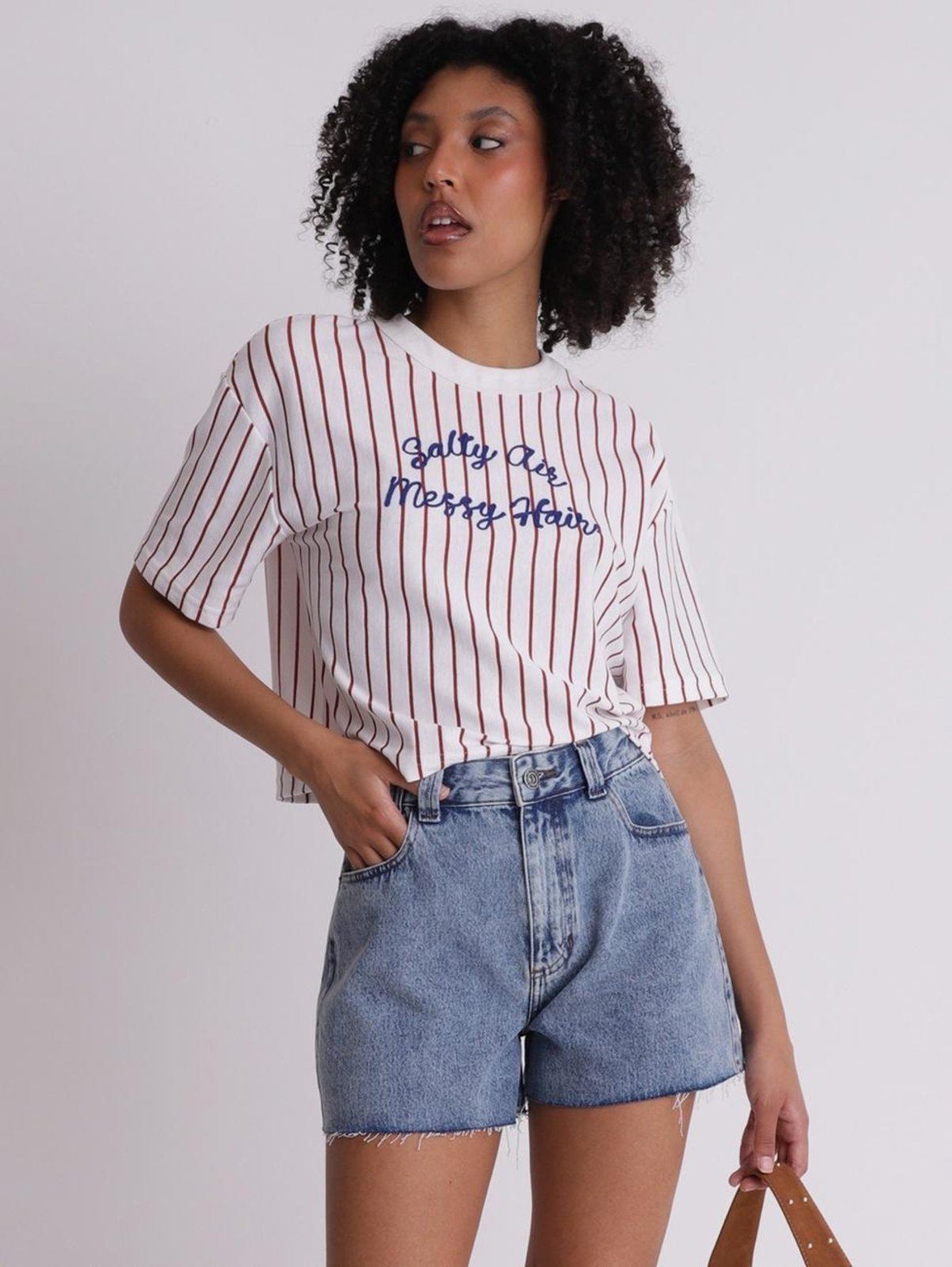 Short jeans com reserva no bolso