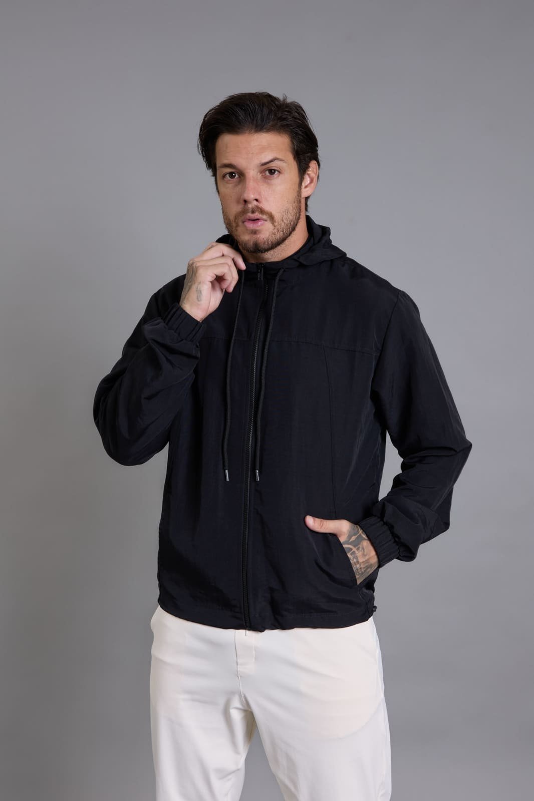 Jaqueta Corta Vento Color Masculina Com Capuz Preto Dialogo