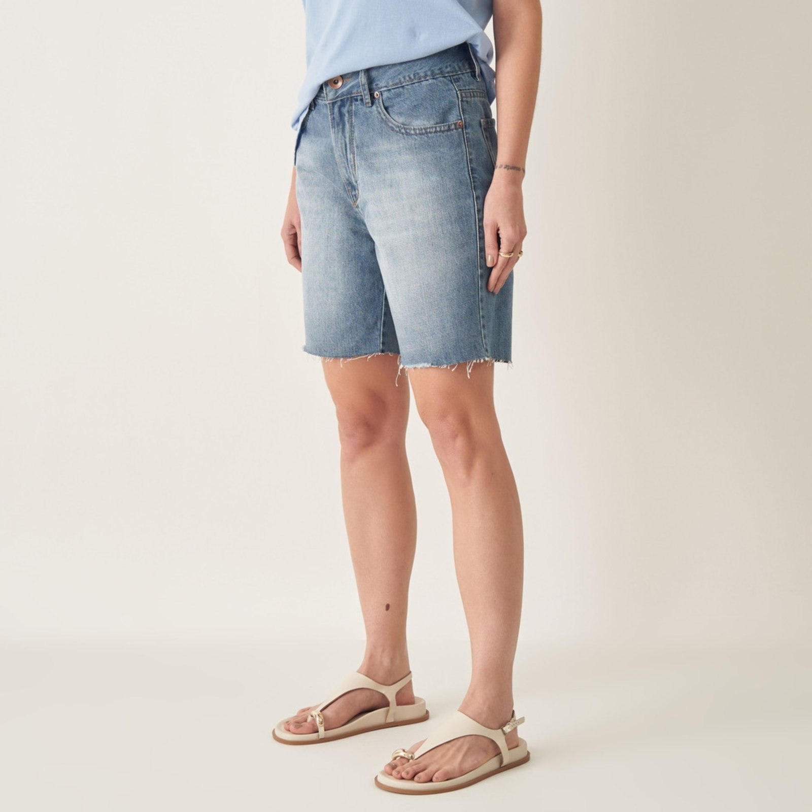 Bermuda Jeans Reta com Barra Desfeita