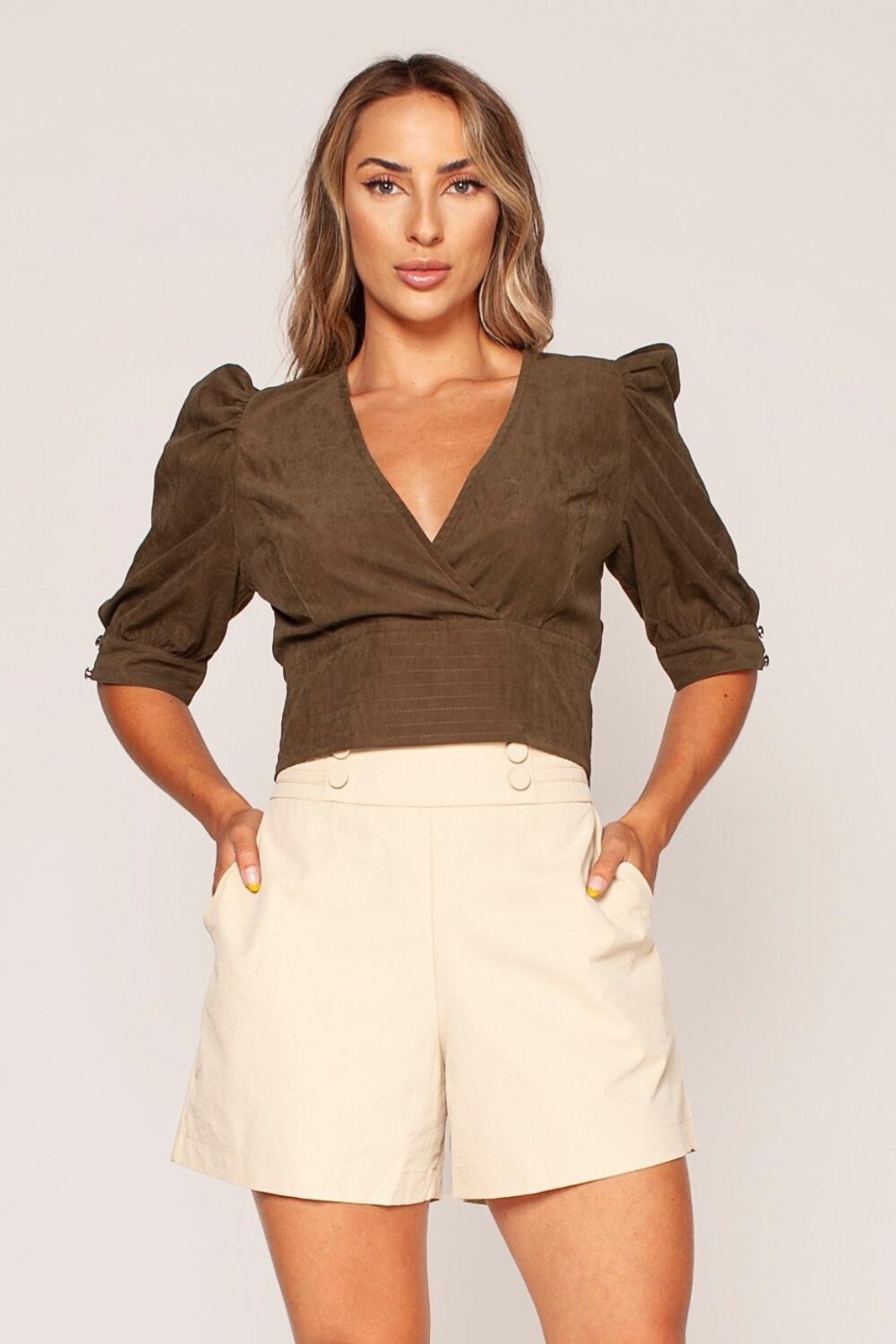 Blusa cropped decote v tencel Verde